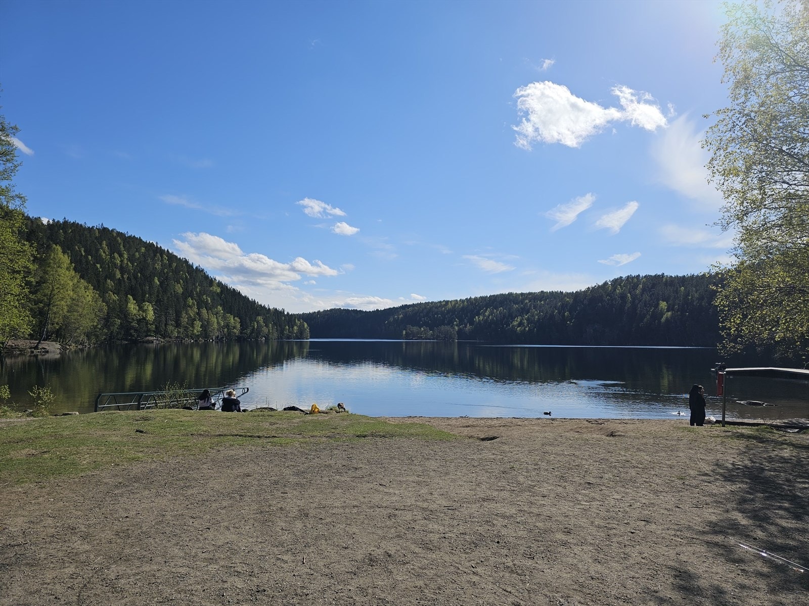 Ved Lutvann får du vakker natur rett utenfor døren, med flotte turstier, badeplass og rolige omgivelser året rundt. Et perfekt område for deg som ønsker en aktiv og naturnær hverdag, samtidig som byen er kort vei unna. Galleribilde