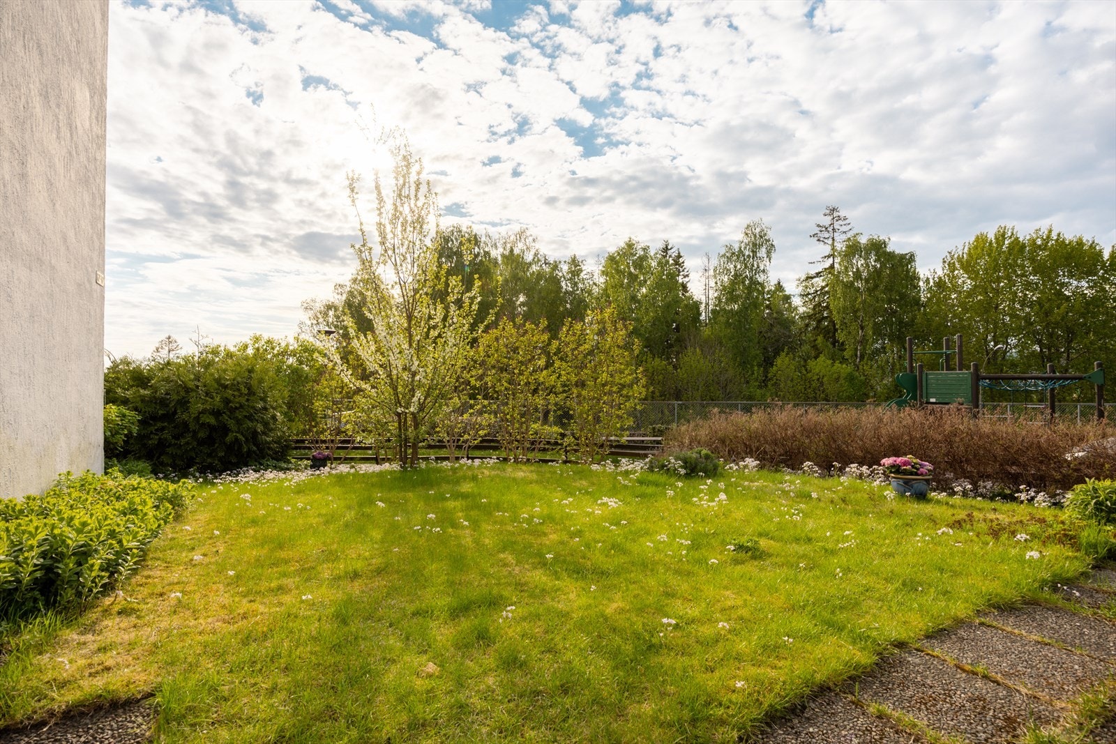Hagen gir god plass til trampoline, lekestativ eller annet barna måtte ønske å more seg med. Galleribilde