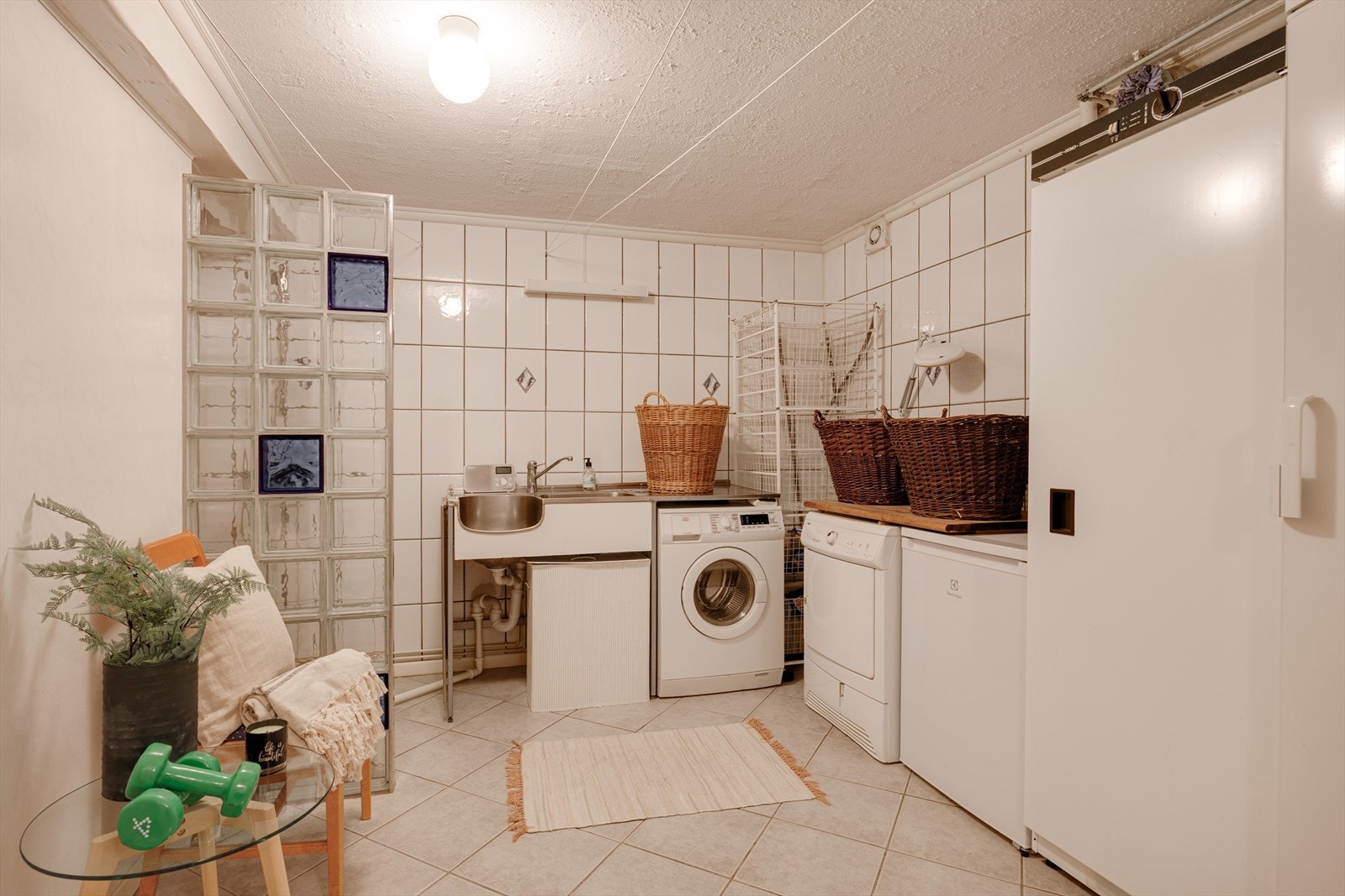 Samt har rommet tørkeskap. Vaskerommet er romslig, og det er god plass til eventuelle treningsapparater her for den som er aktiv. Galleribilde