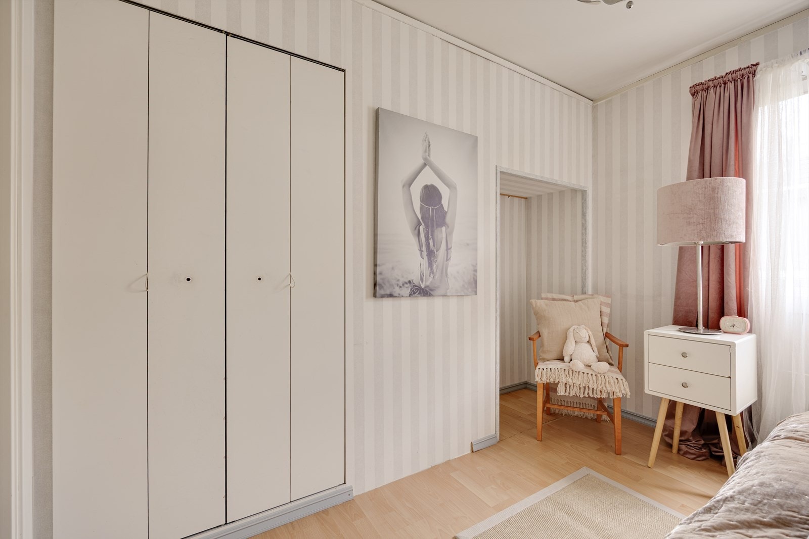 2 av rommene har oppbevaring i integrerte skap, samt har et av rommene en liten nisje hvor sengen eller kontorpult kan få sin plass. Galleribilde
