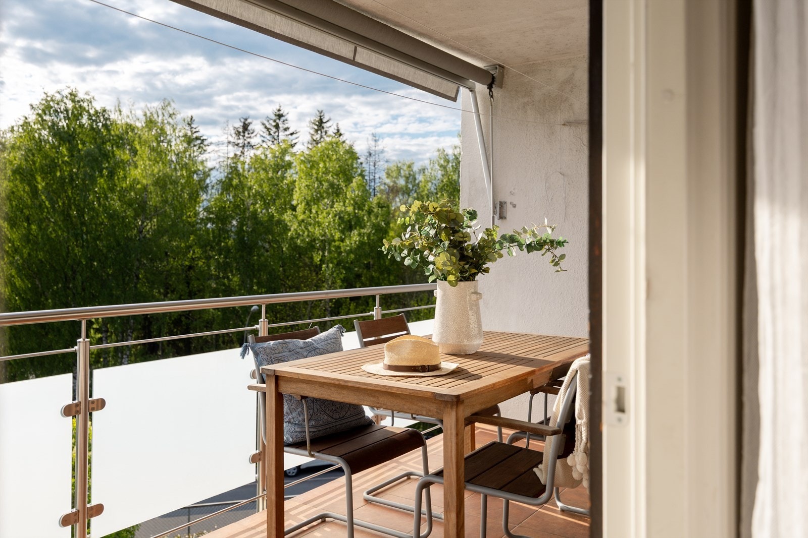 Dette er et perfekt sted for deg som vil nyte de siste solstrålene, eller bare slappe av med en god bok i fred og ro. Galleribilde