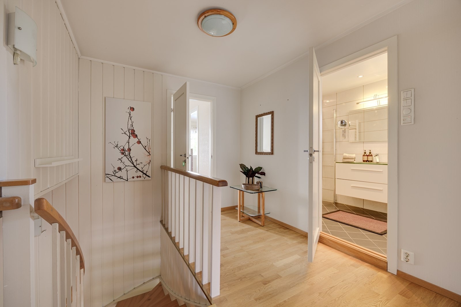 Oppe i 2.etasje møtes ut av en mellomgang som både gir en helhet i etasjen og oppbevaringsplass i skjult bod. Galleribilde