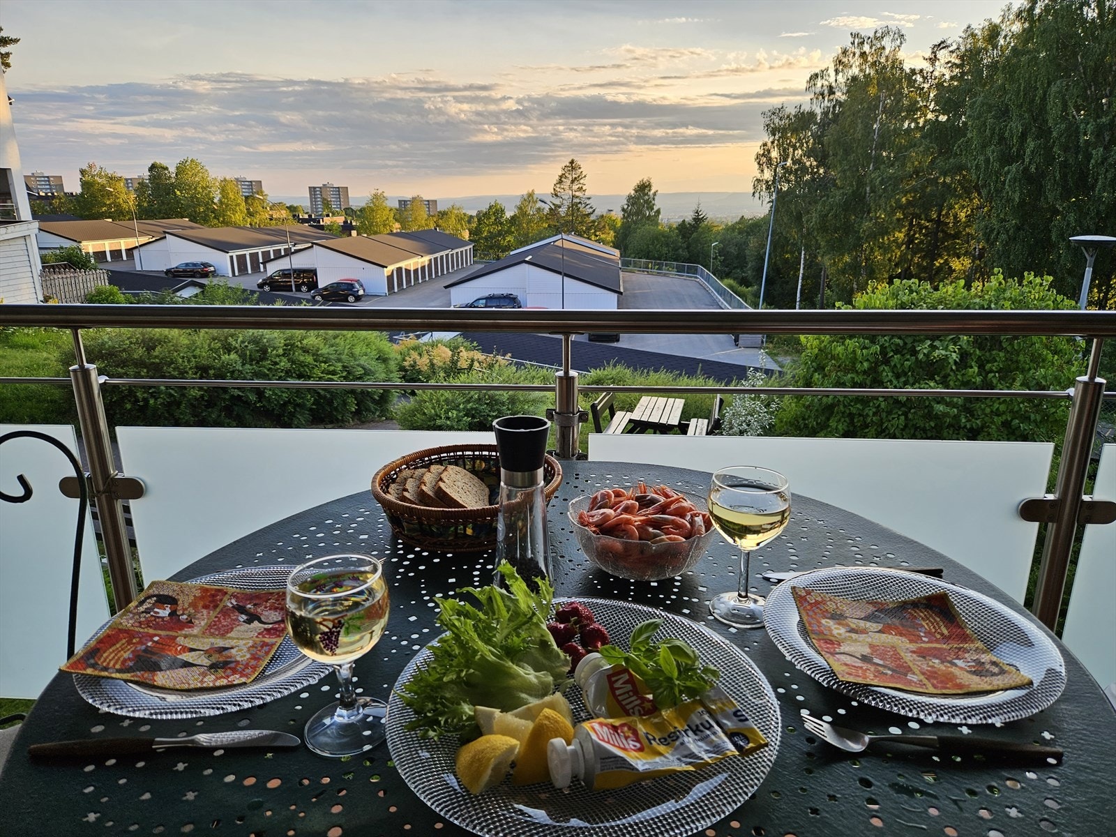 Bilde tatt av selger - Uteplassen har god plass til loungemøbler og utegrill, og kan by på masse sosiale eller rolig kvelder i solnedgangen. Galleribilde