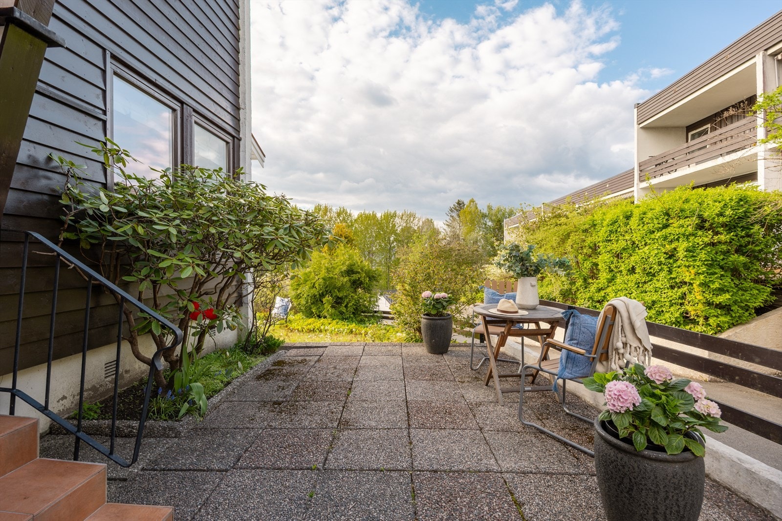 På forsiden av huset er det et praktisk og innbydende område med heller og plass til et lite bord - perfekt for å nyte morgenkaffen i solen. Galleribilde