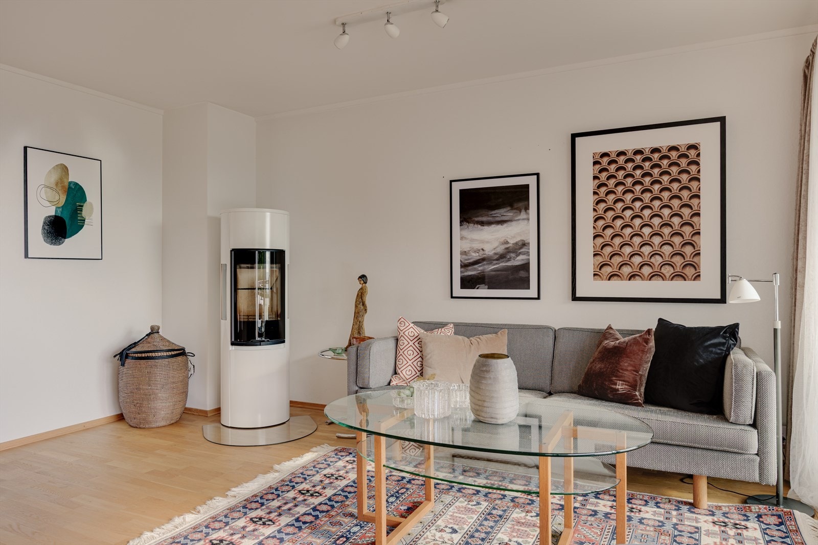 Stuen byr på en moderne peisovnen med glassdør gir en varm atmosfære i rommet og har god varmeeffekt. Galleribilde