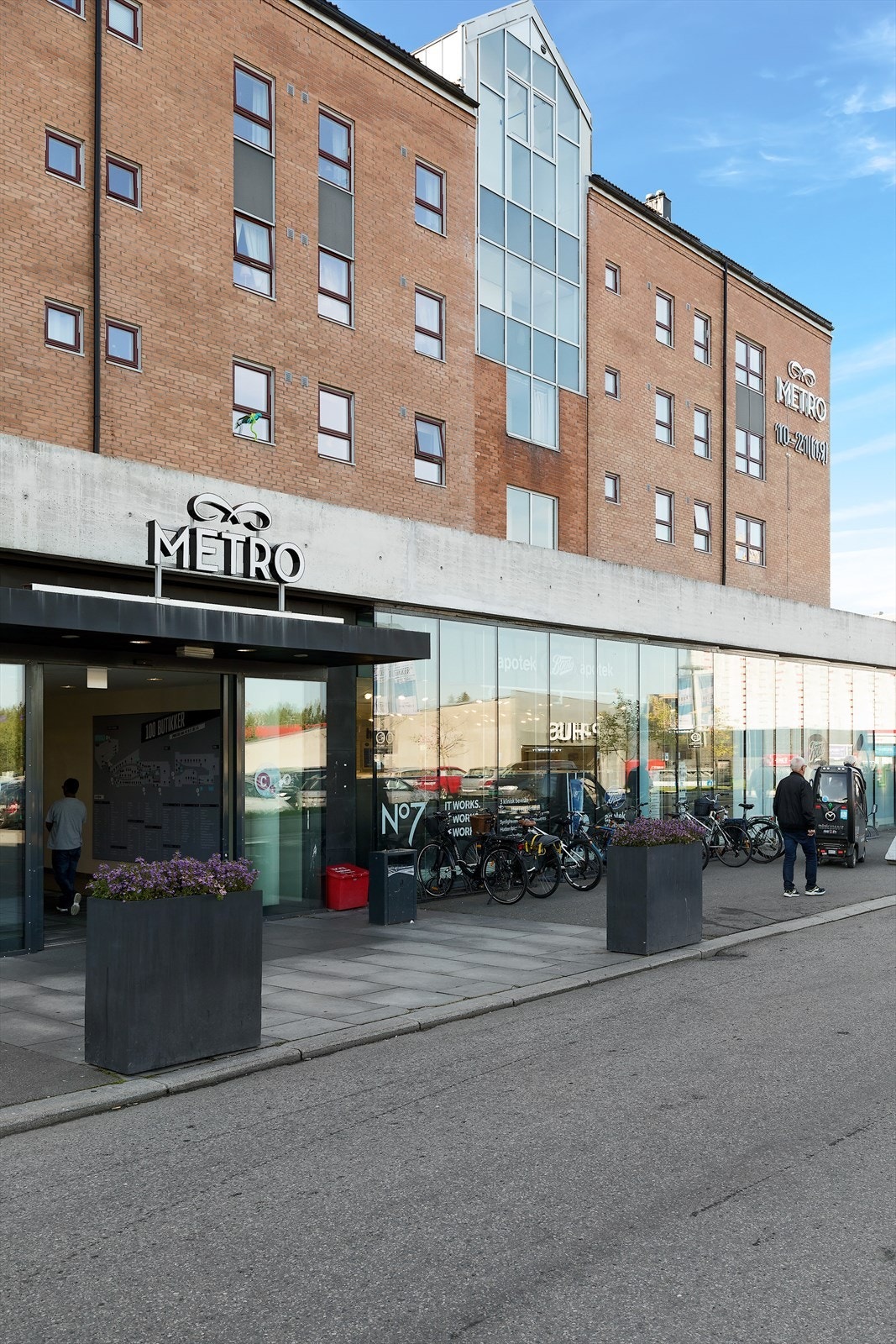 Fra leiligheten er det gangavstand til Metro senter med et bredt utvalg av butikker og servicetilbud. Galleribilde
