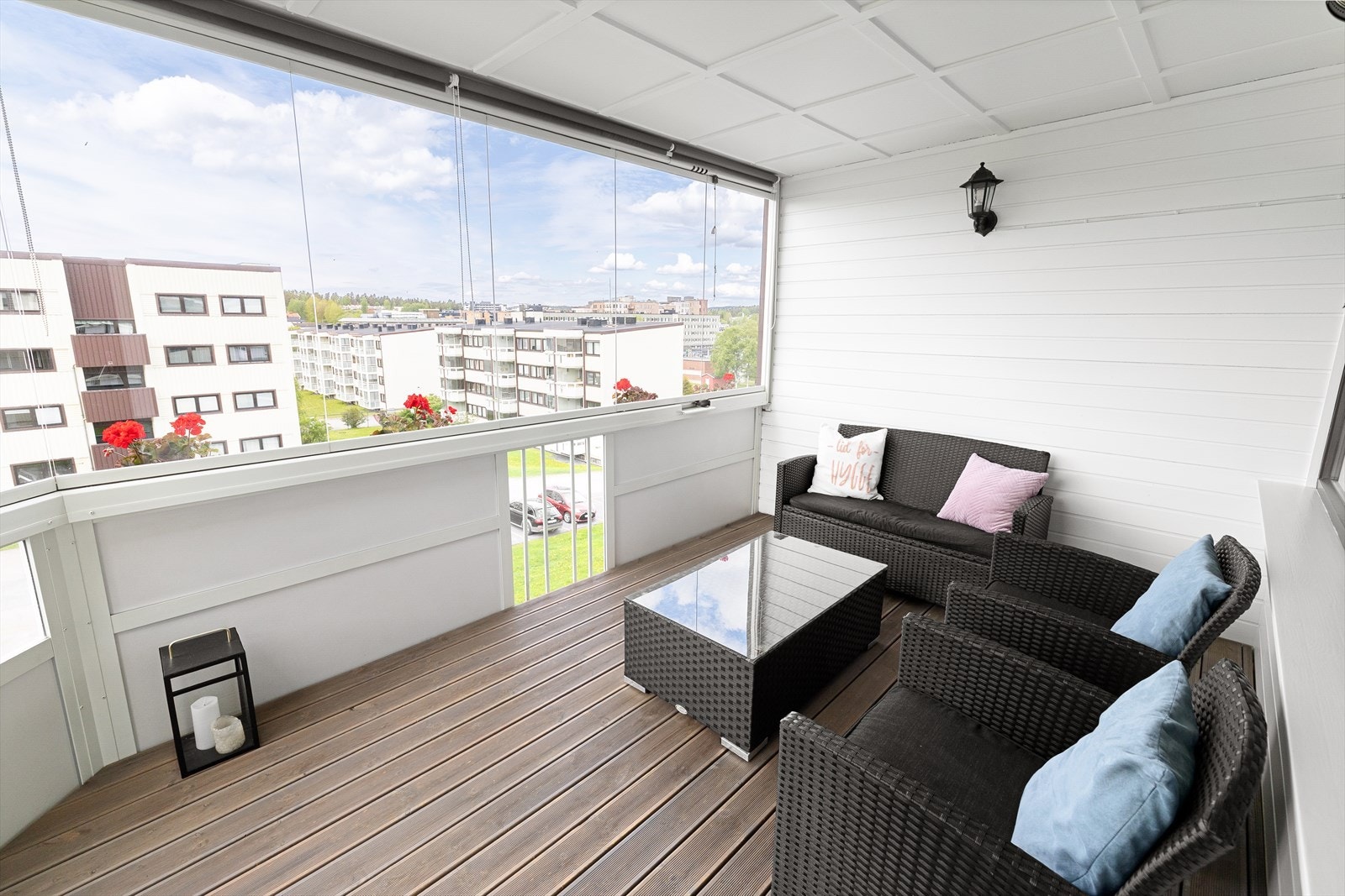 Den innglassede balkongen på 10 m² fungerer som en forlengelse av stuen og gir et skjermet uterom. Galleribilde