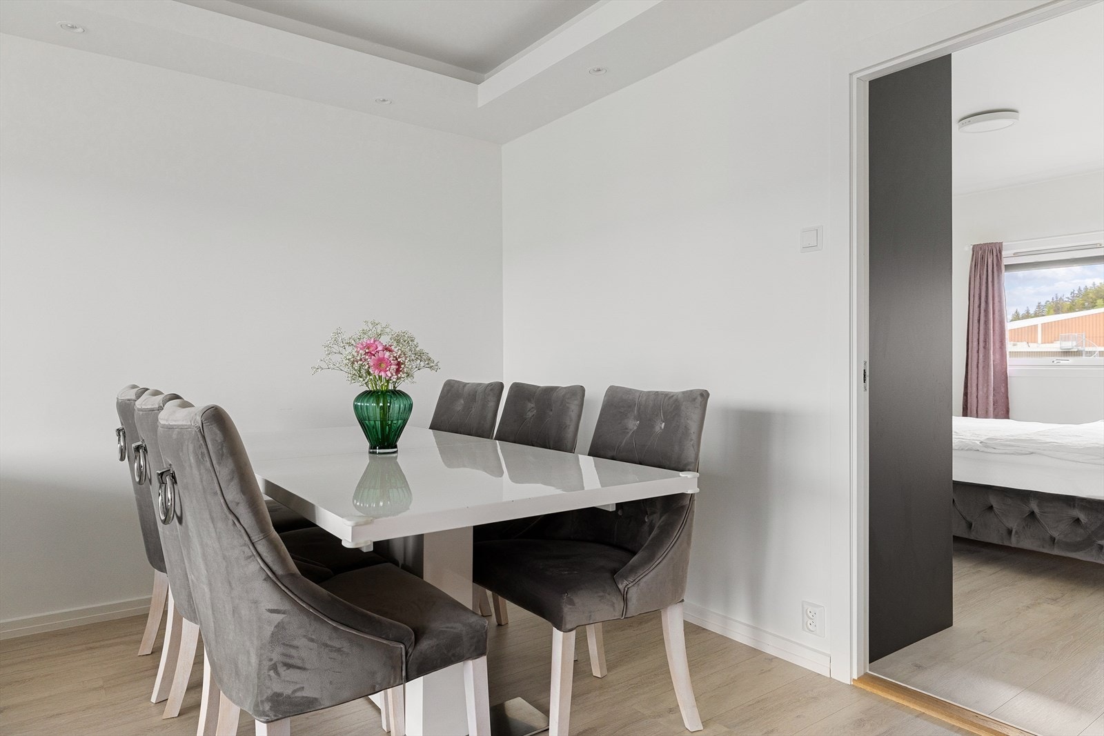 Stuen har god plass til både sofagruppe og en egen spisesone. Galleribilde