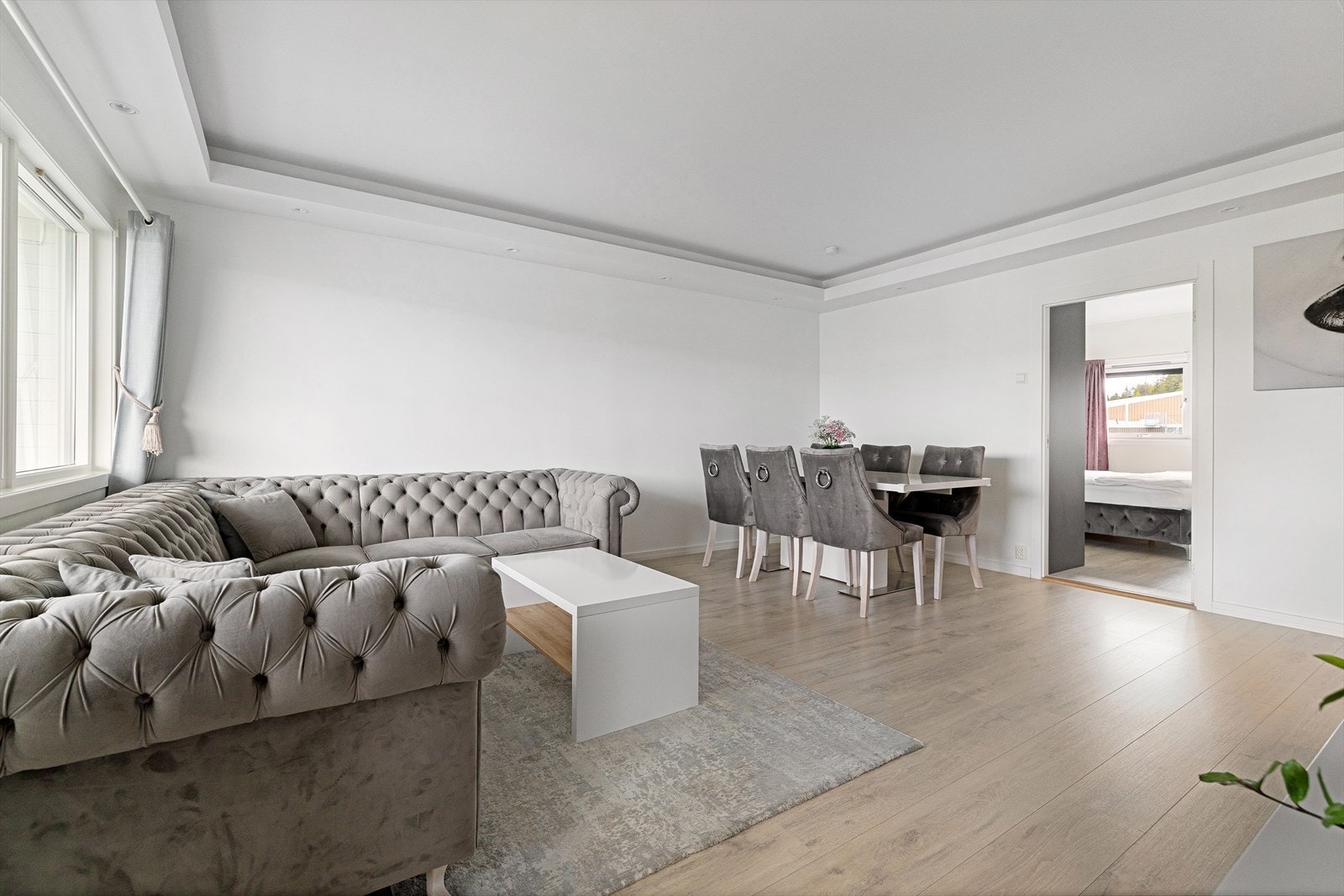 Leiligheten har en godt utformet planløsning med gjennomgående laminatgulv og en takhøyde i stuen på 2,47 meter. Galleribilde