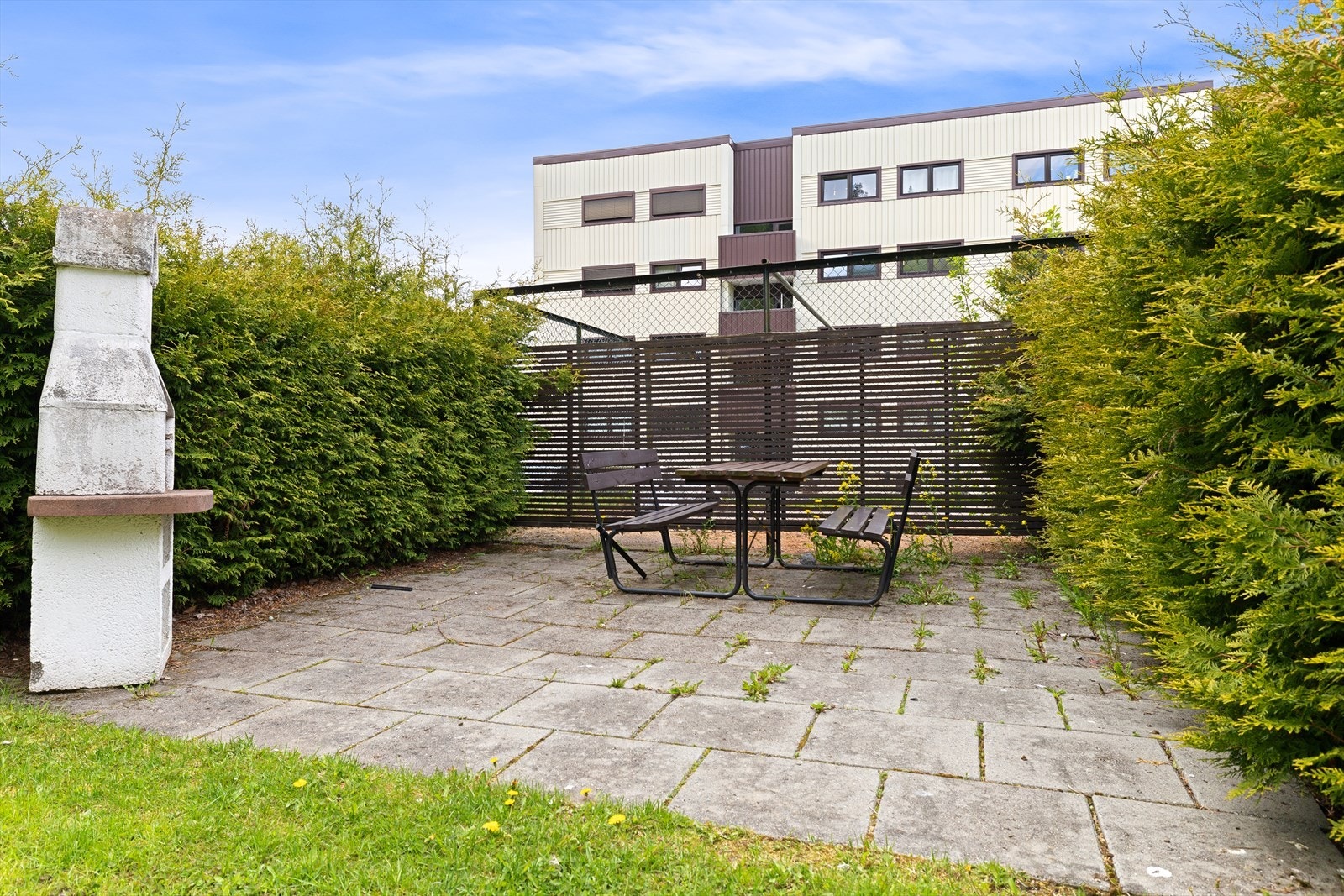 Borettslaget har hyggelige, felles uteområder med blant annet grillplass. Galleribilde