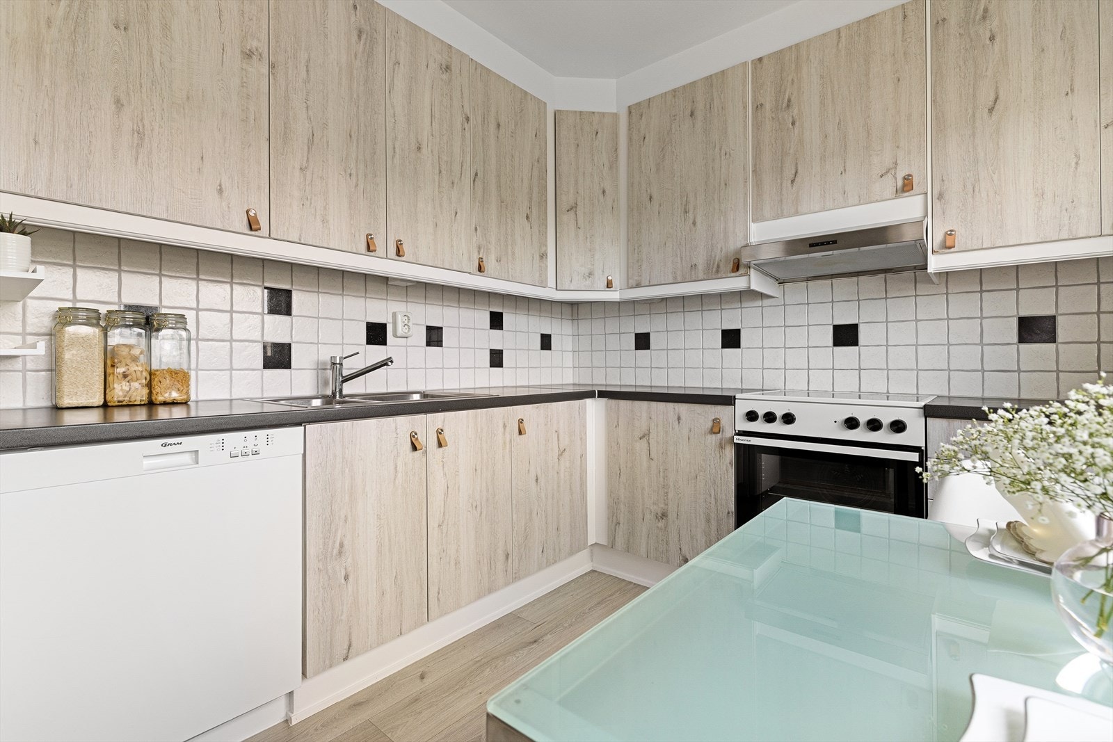 Kjøkkeninnredningen har glatte fronter og laminatbenkeplate. Kjøkkenet er utstyrt med oppvaskmaskin, kjøleskap og komfyr. Avtrekk er koblet til bygningens sentrale avtrekksanlegg. Galleribilde