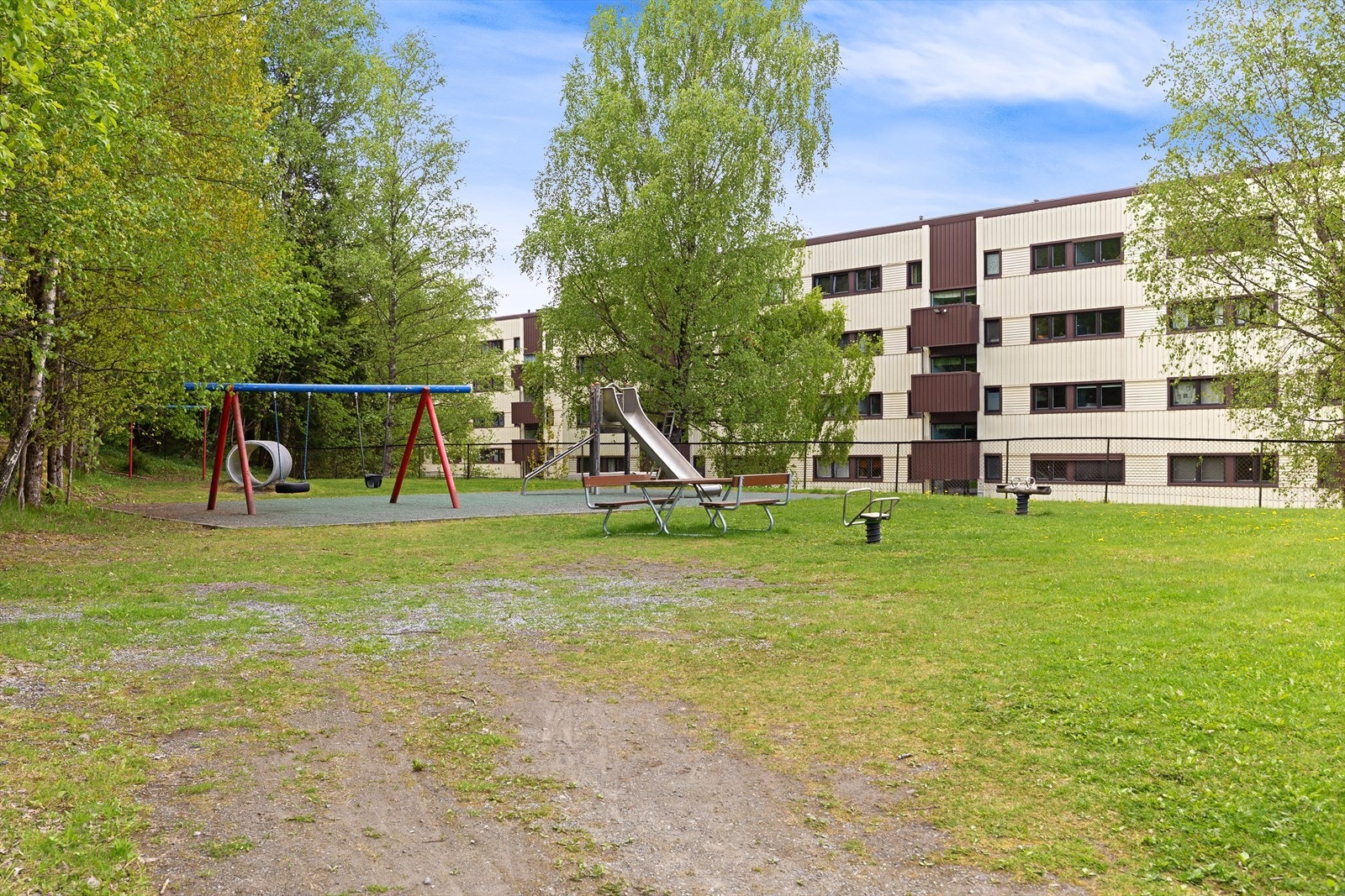 Området er barnevennlig med lekeplass på fellesarealene. Galleribilde