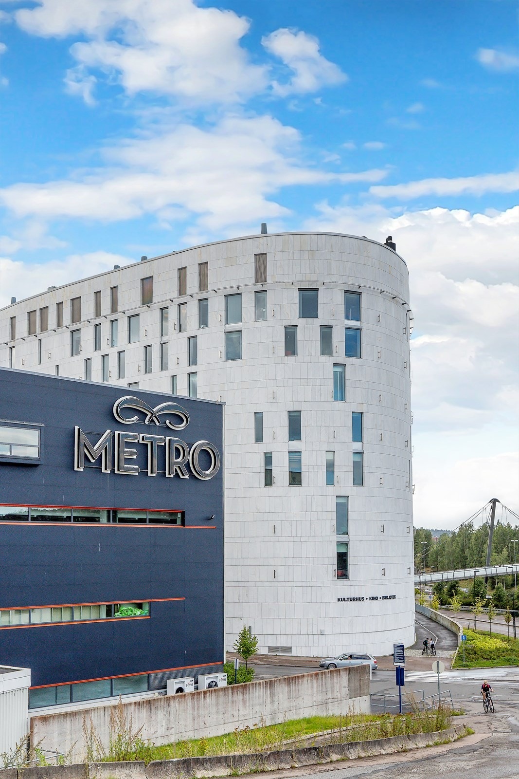 I tilknytning til Metro ligger Lørenskog Hus, et kultursenter med kino, bibliotek og konserter. Galleribilde