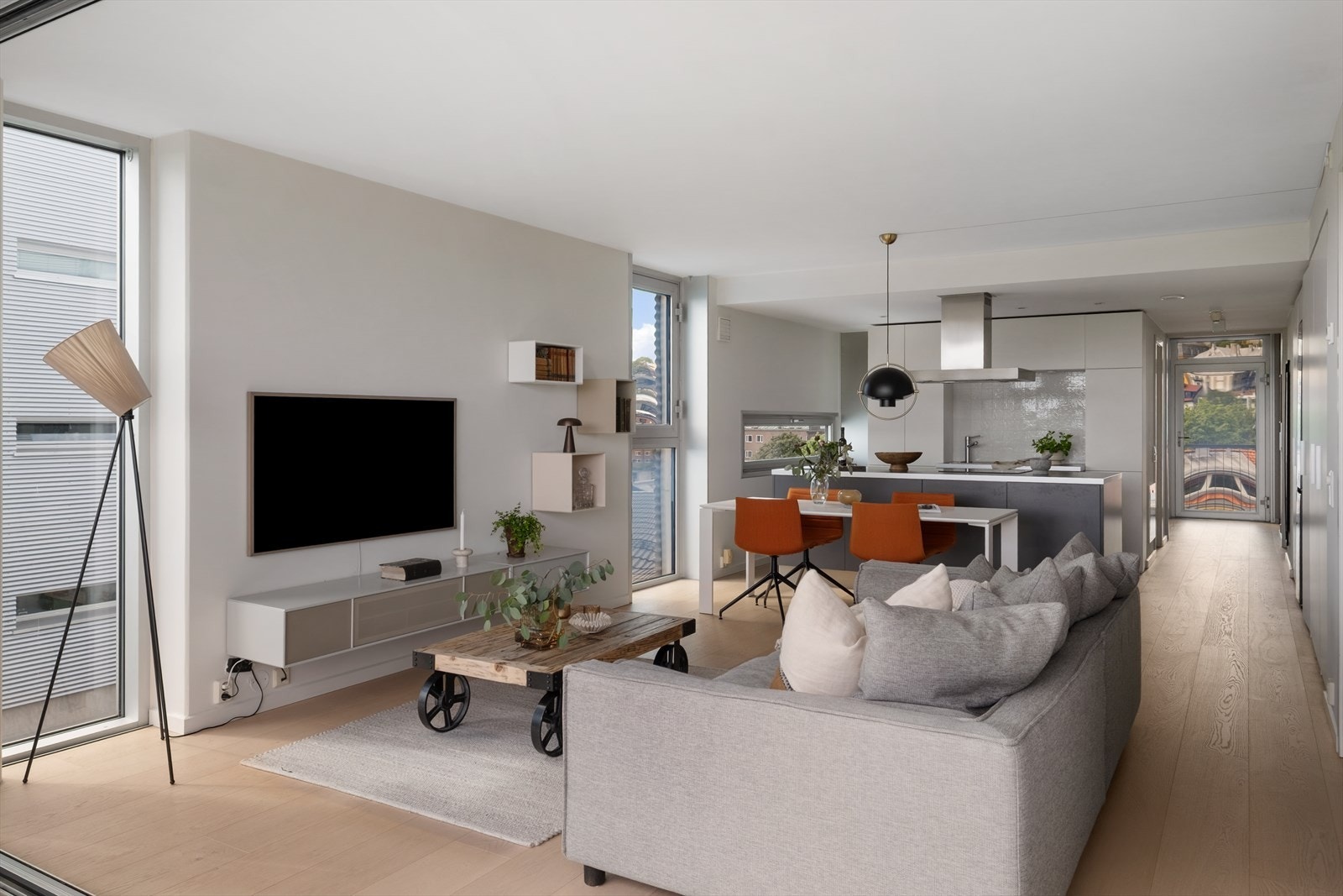 Her bor du høyt og skjermet for trafikk og støy med to solrike balkonger, moderne standard og heisadkomst. Galleribilde