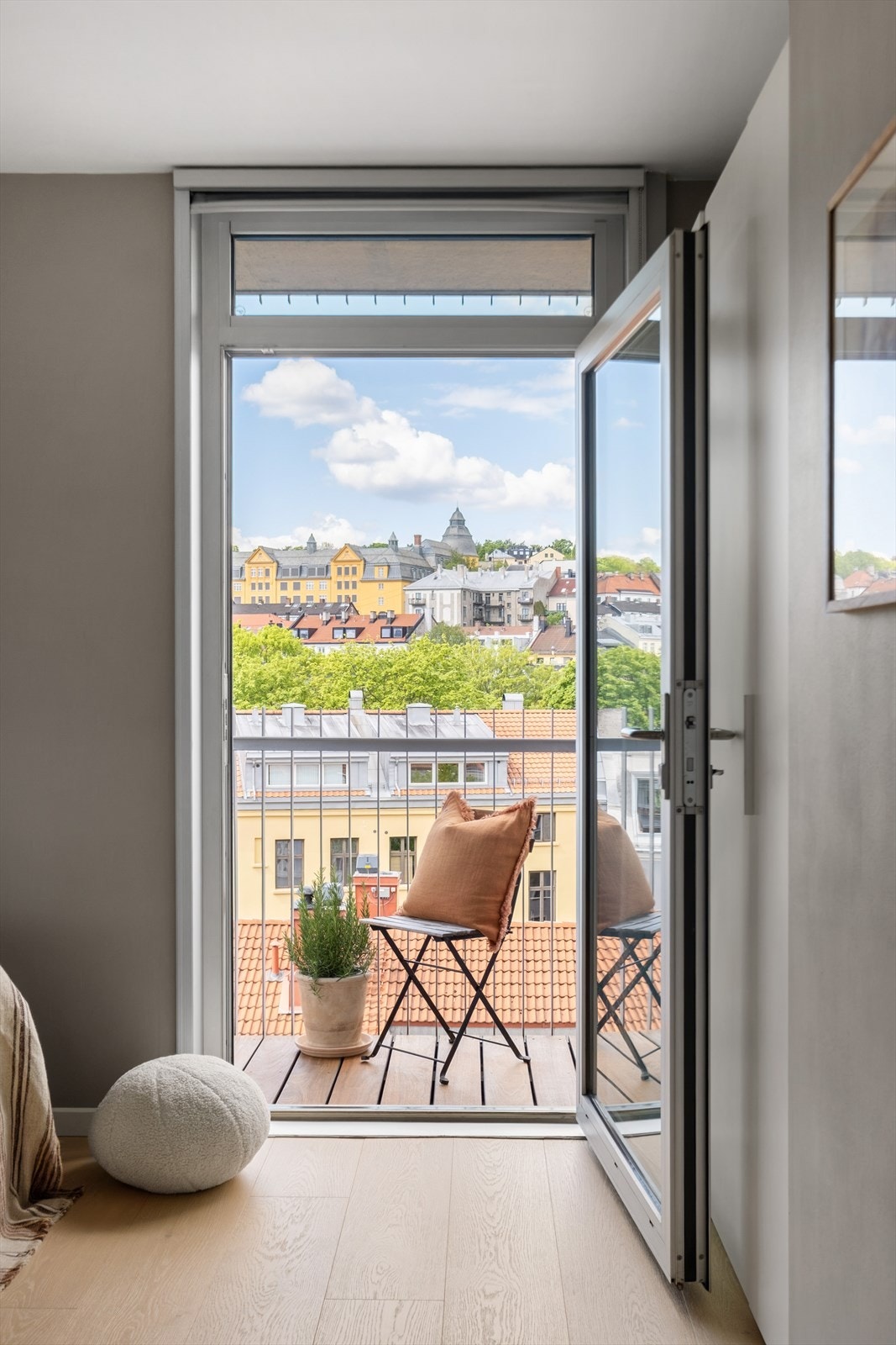 Fra soverommet er det direkte utgang til den nordvestvendt balkong på 4,12 kvm. Galleribilde
