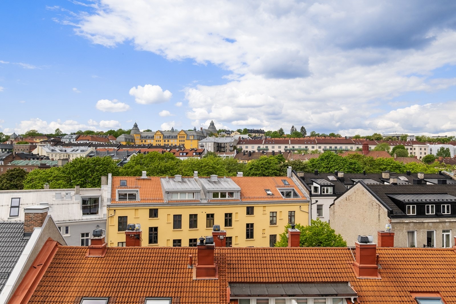 Her bor du i et veletablert og samtidig pulserende nabolag, der klassiske bygårder møter ny urban utvikling. Galleribilde