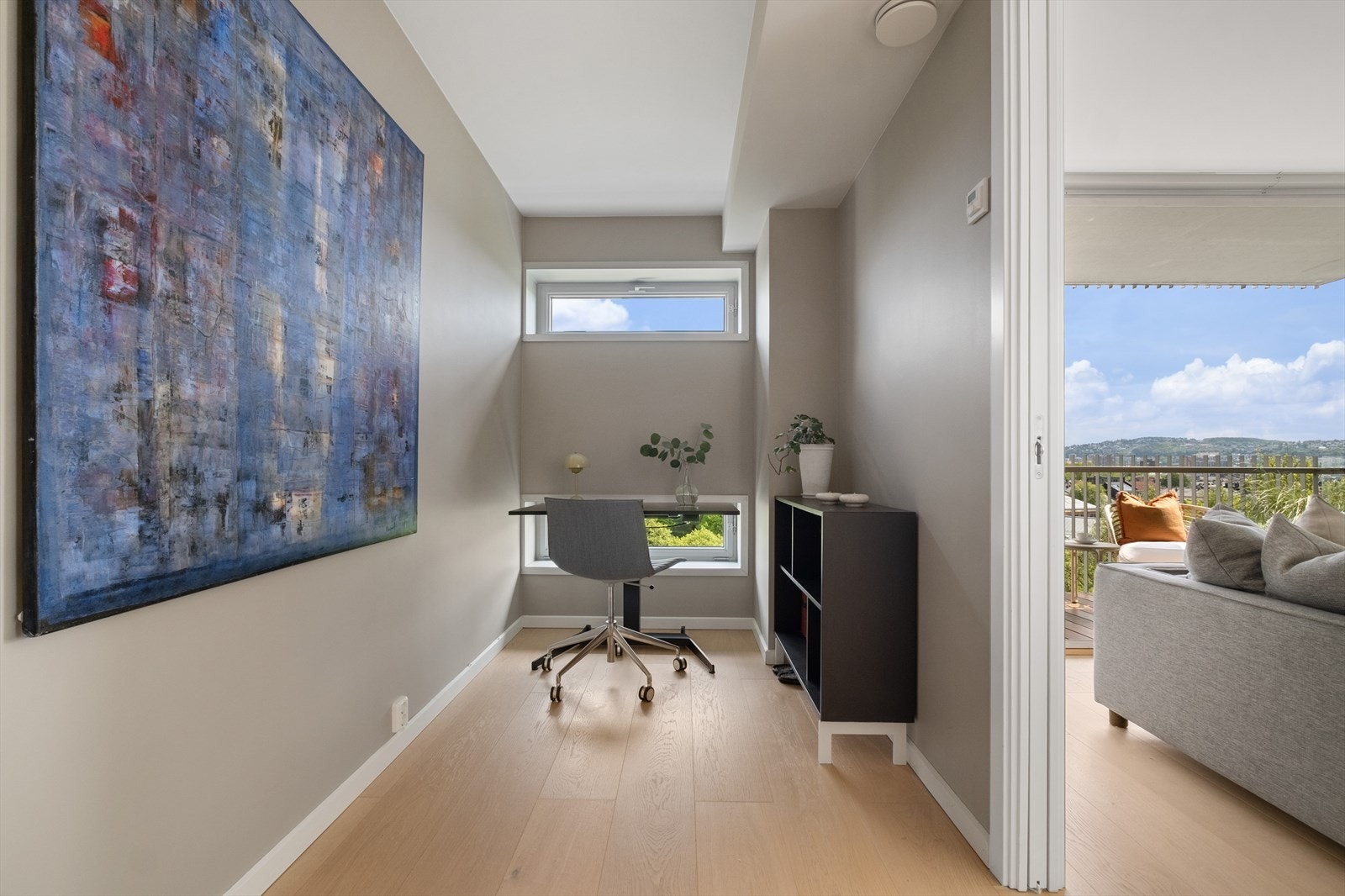 Rommet egner seg godt både som barnerom, gjesterom eller hjemmekontor kombinert med soveplass. Galleribilde