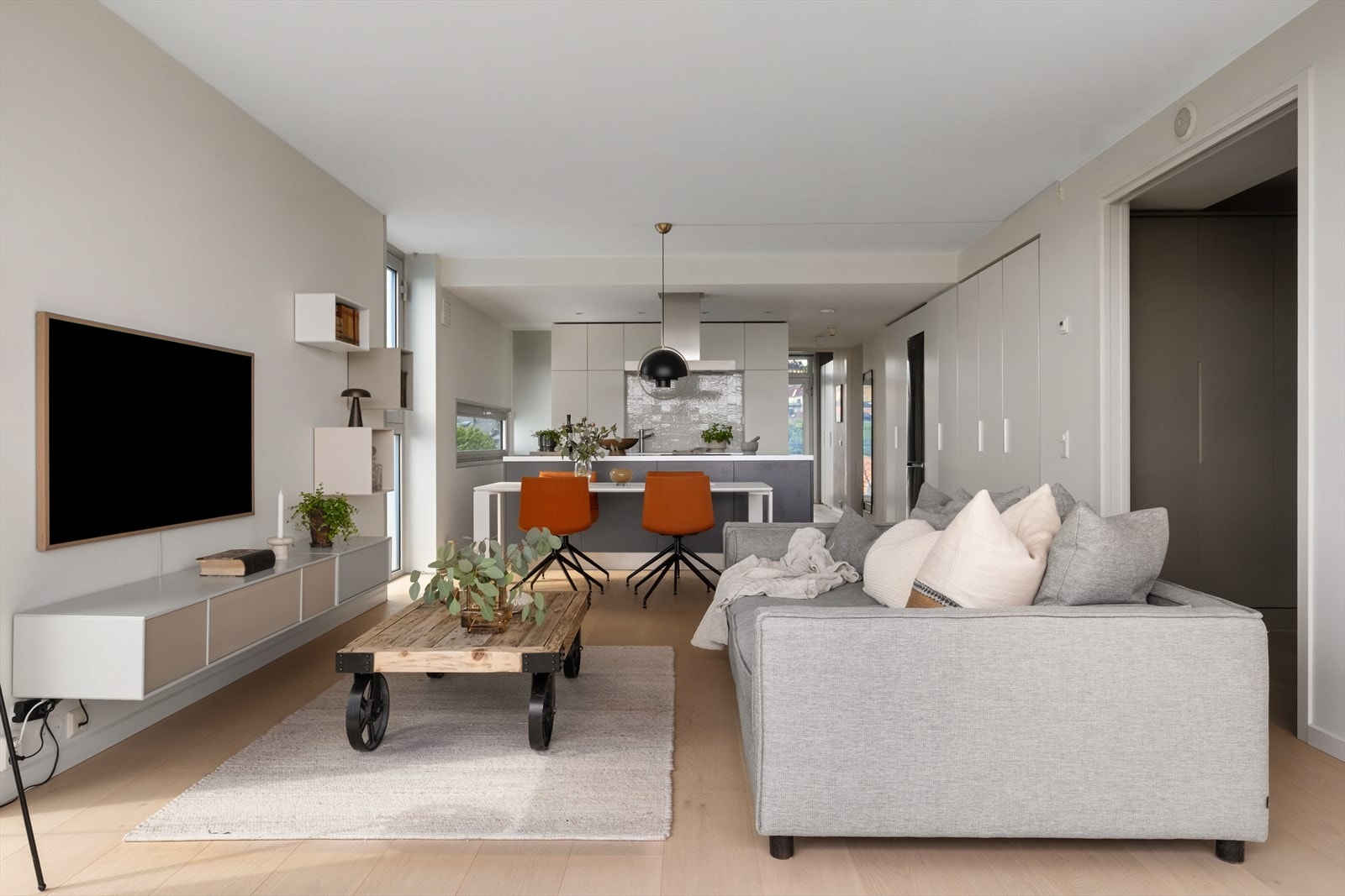 Stuen har god plass til både sofagruppe, tv-bord og sofabord. Galleribilde