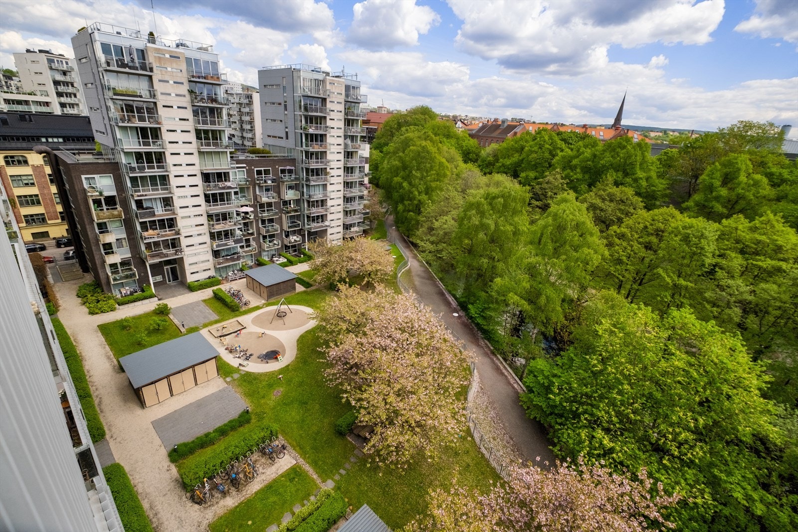 Fra balkongen har du flott utsyn over den inngjerdede bakgården og Akerselva. Galleribilde