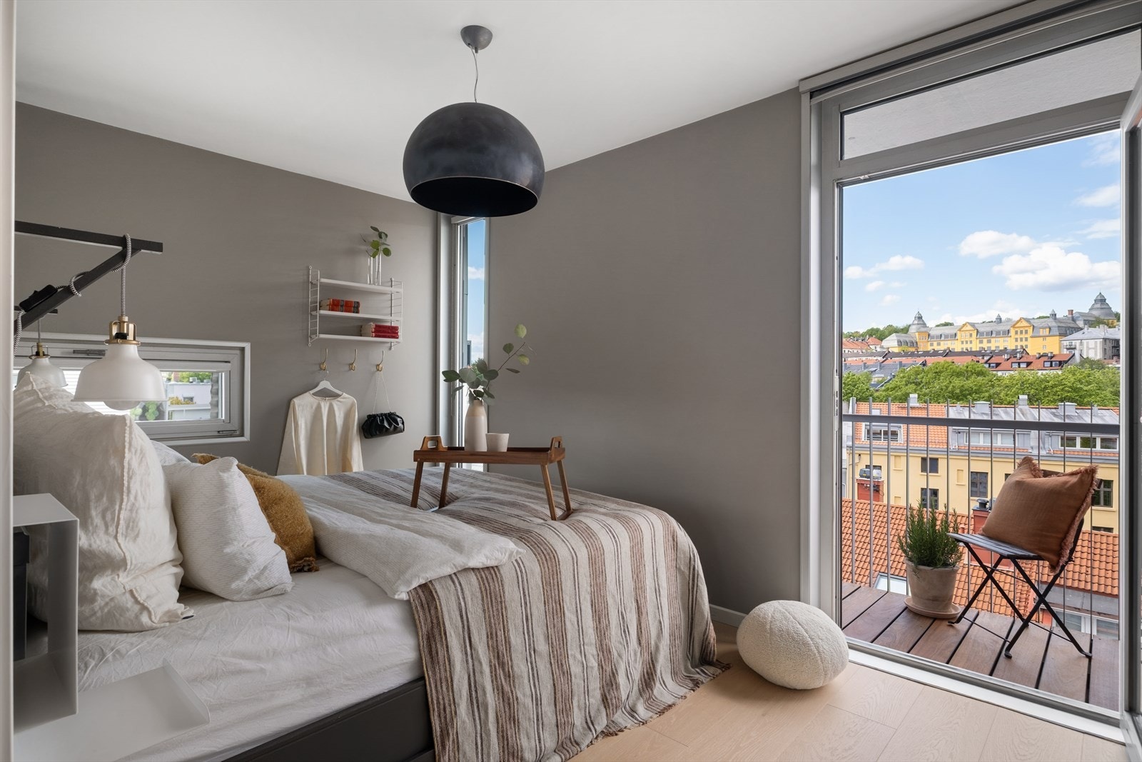 Hovedsoverommet fremstår som lyst og innbydende med store vindusflater som slipper inn rikelig med naturlig lys. Galleribilde
