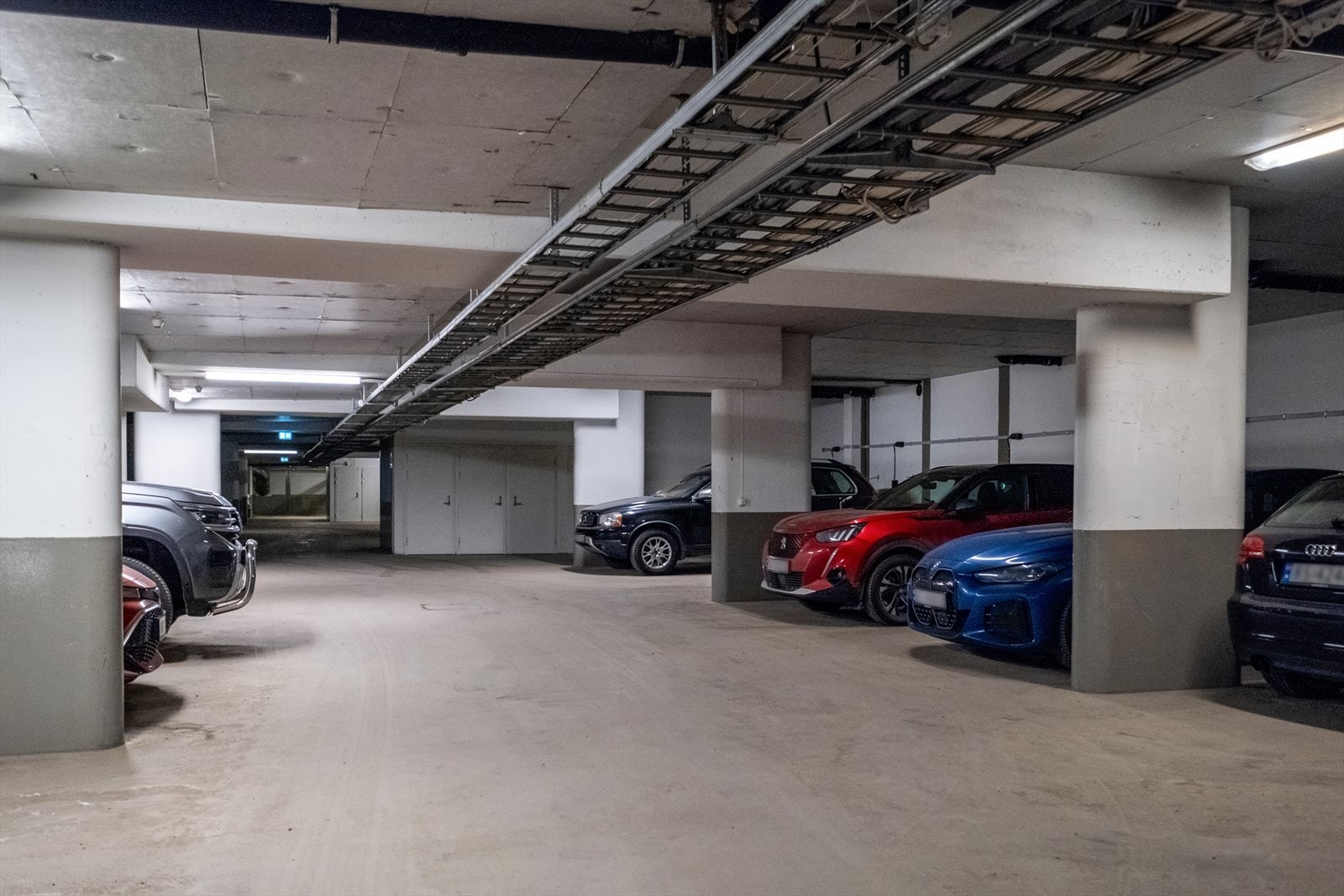 Dagens eier har en garasjeplass med elbillader som kan kjøpes for kr. 700.000,-. Det er heisadkomst fra leiligheten og ned til garasjeplassen. Galleribilde