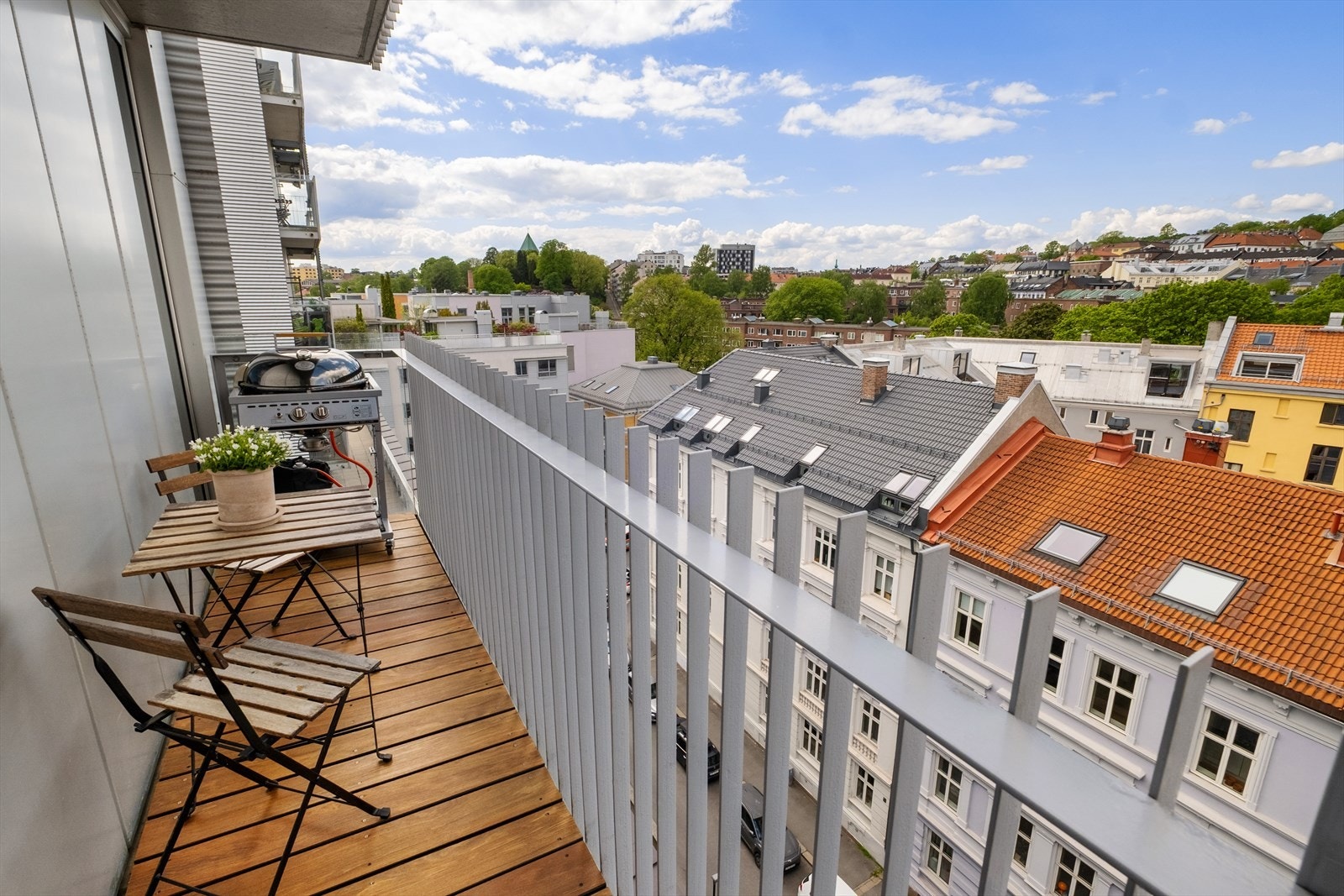 Balkongen har plass til et hyggelig kafèsett og grill - perfekt sted å nyte rolige kvelder utendørs. Her opplever du flotte solnedganger. Galleribilde