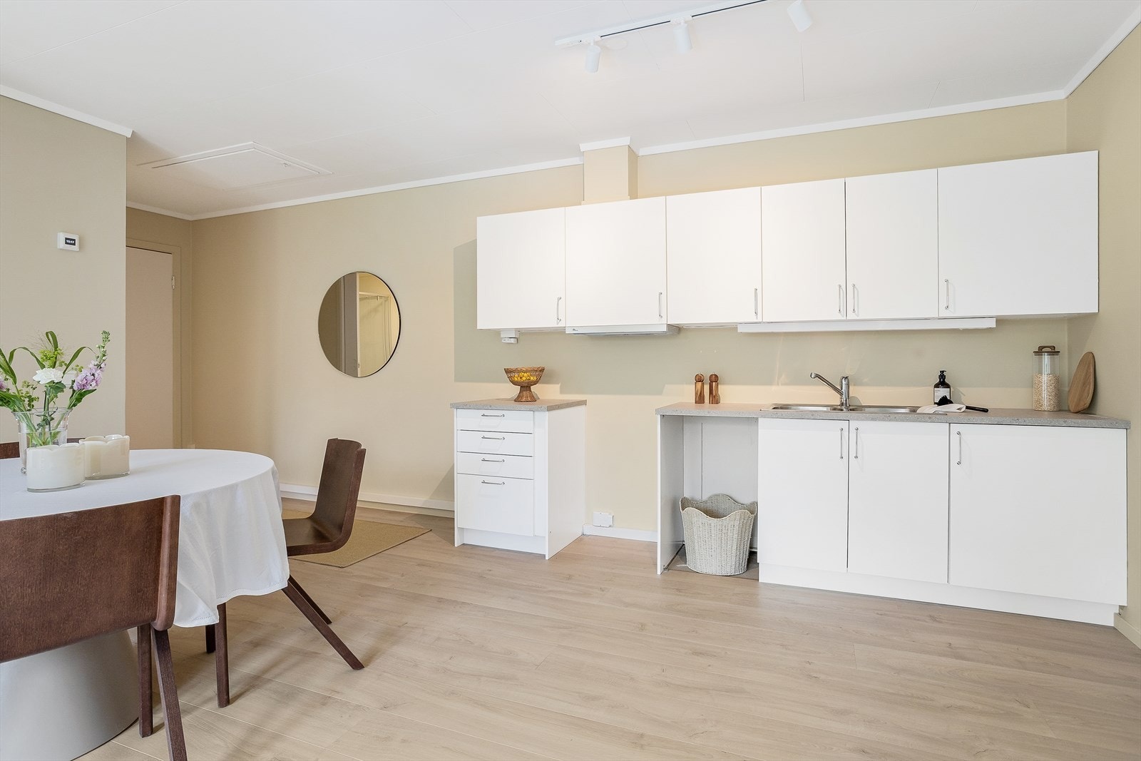 Kjøkkeninnredningen har slette fronter og er oppgradert med ny laminatbenkeplate og nye håndtak. Kjøkkenventilatoren er også ny. Galleribilde