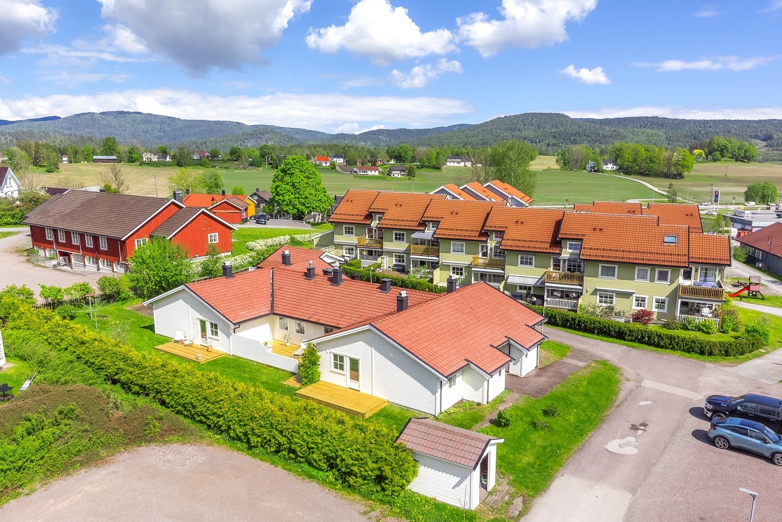 Hof skole, som dekker 1. til 10. trinn, ligger innen gang- og sykkelavstand. Galleribilde
