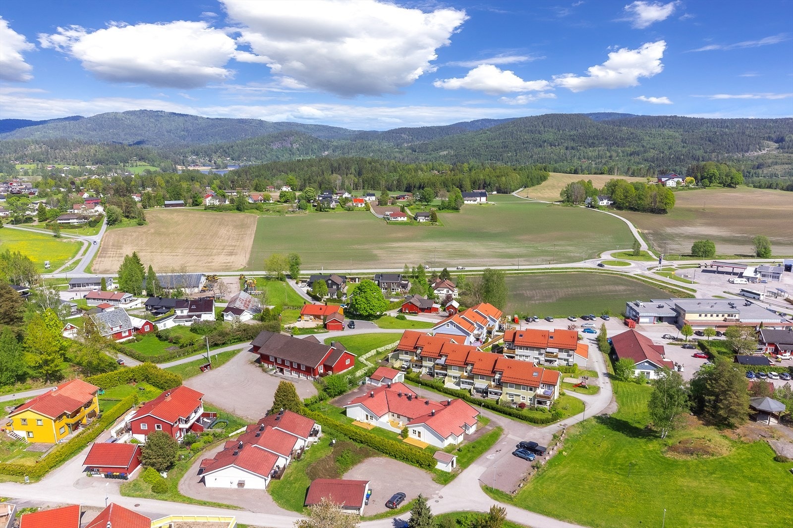 Hof byr på landlige omgivelser med nærhet til skog og mark, med gode turmuligheter. Galleribilde