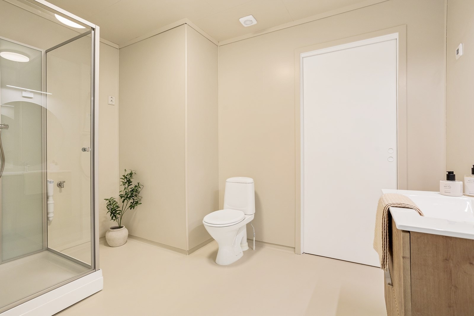 Badet er oppgradert med nytt dusjkabinett og malte overflater i 2026. Det er opplegg for vaskemaskin. Galleribilde