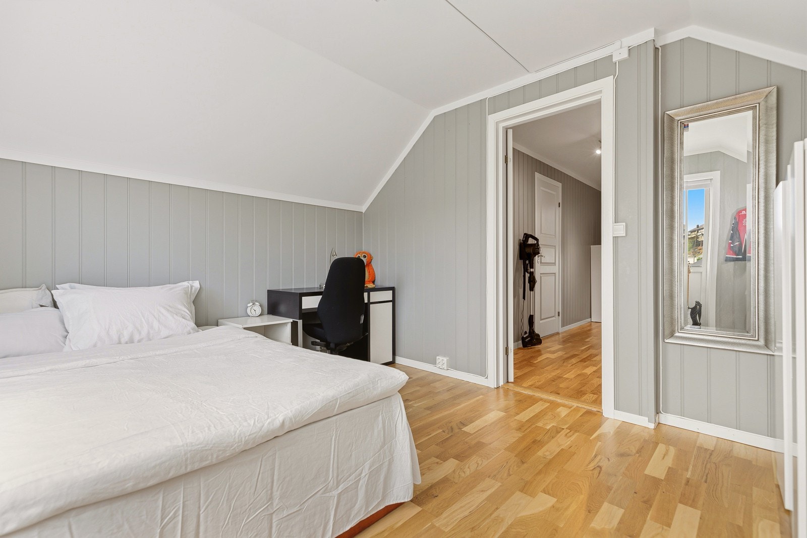 Boligen byr på flere soverom med plass til seng, garderobe og skrivepult Galleribilde