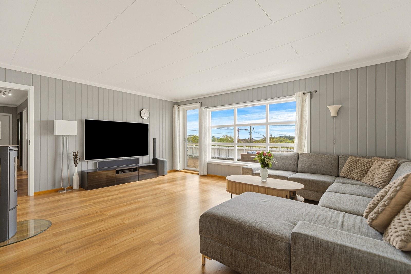Lys og romslig stue med store vindusflater som slipper inn godt med naturlig lys Galleribilde