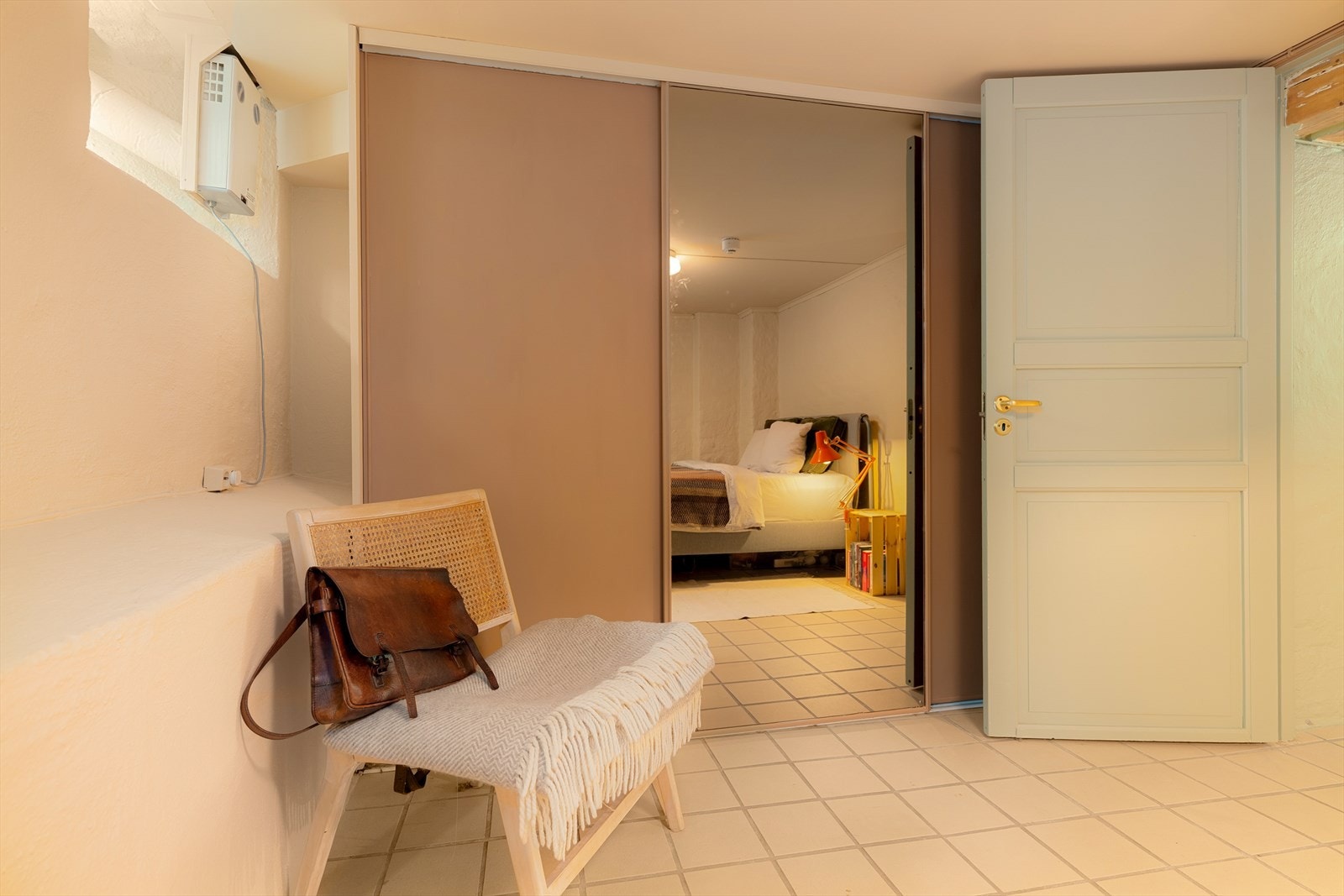 Det er rikelig med garderobeplass i dyp skyvedørsgarderobe. Galleribilde