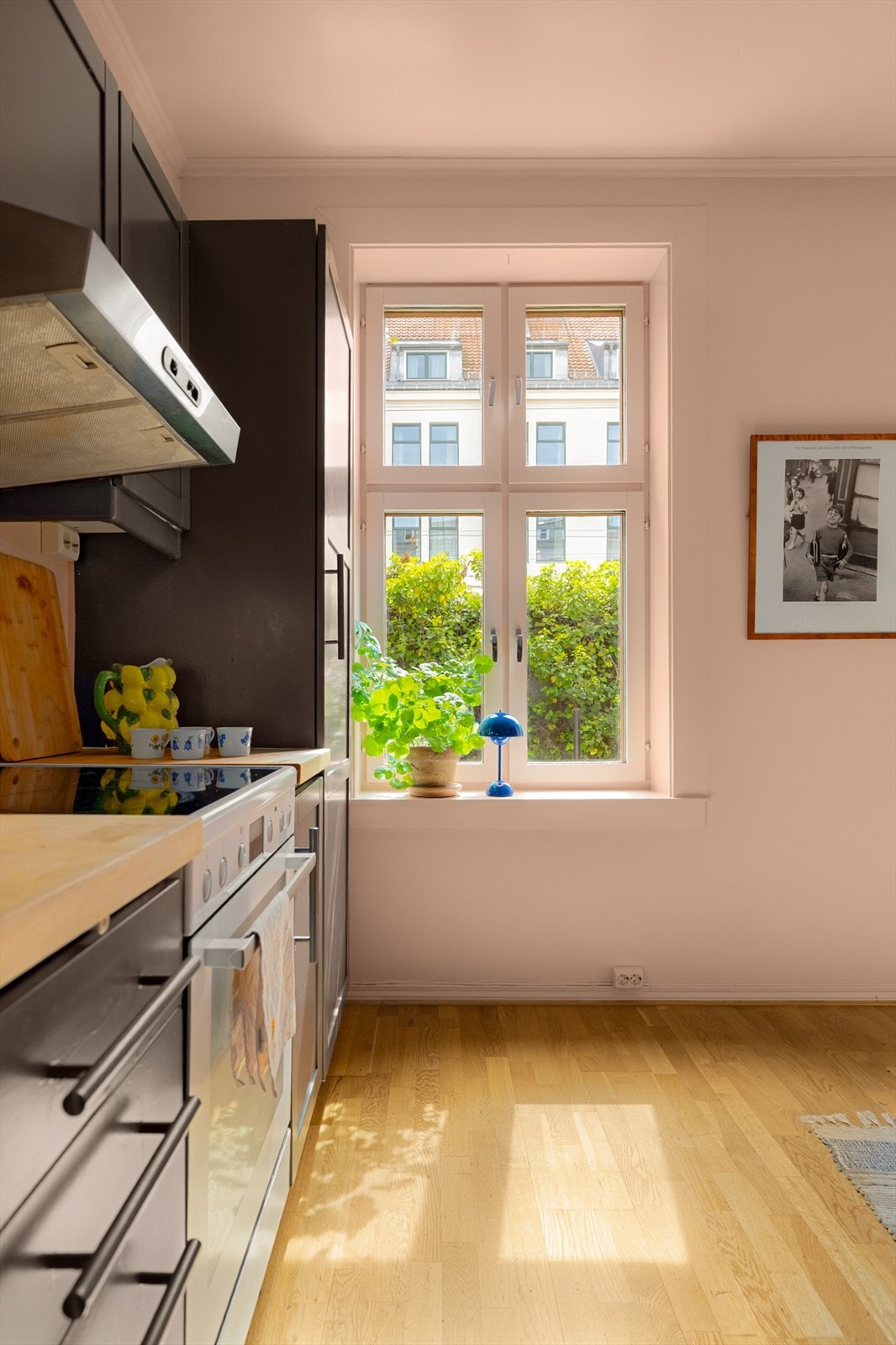 Store vindusflater slipper inn rikelig med naturlig lys. Galleribilde
