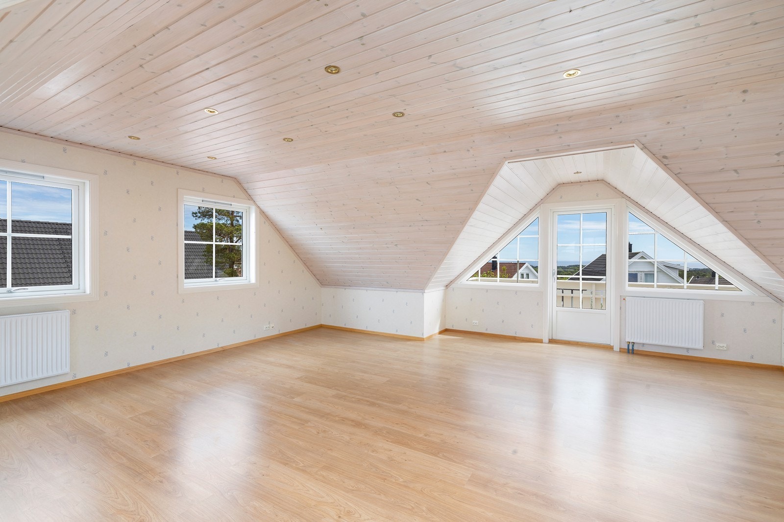 Boligen har 2 romslige soverom i 3. etasje, bad med dusj, samt stor loftstue. Galleribilde