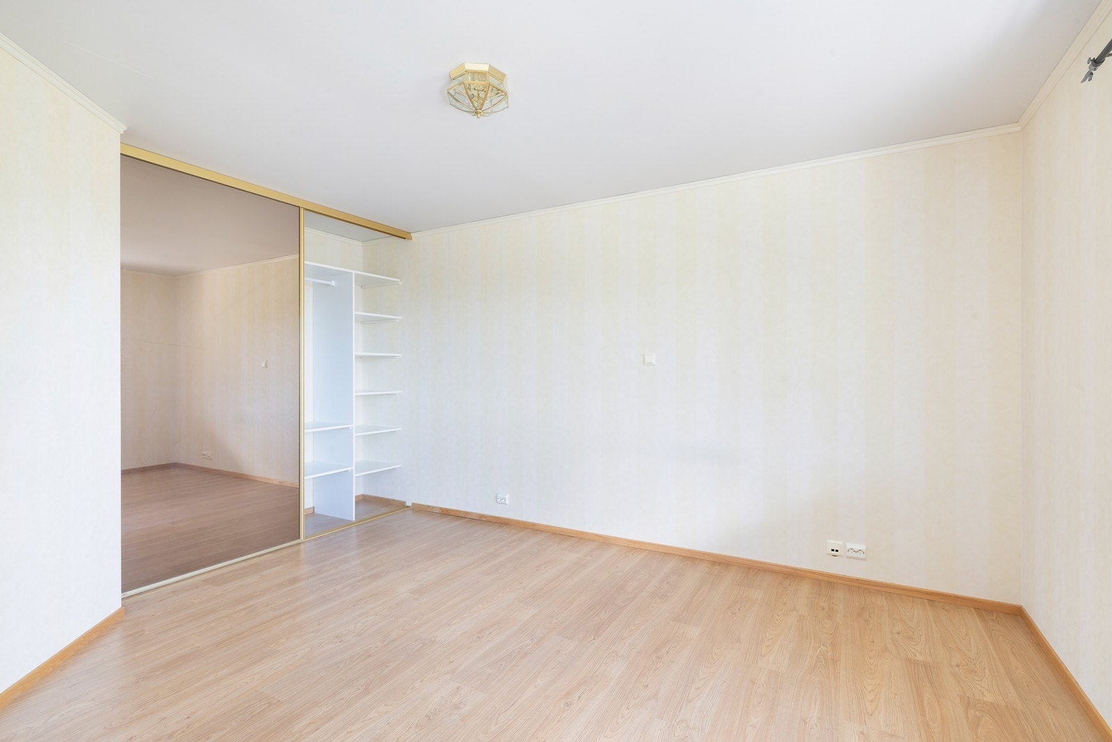 Hovedsoverommet er i 2. etasje og har skyvedørsgarderobe. Galleribilde