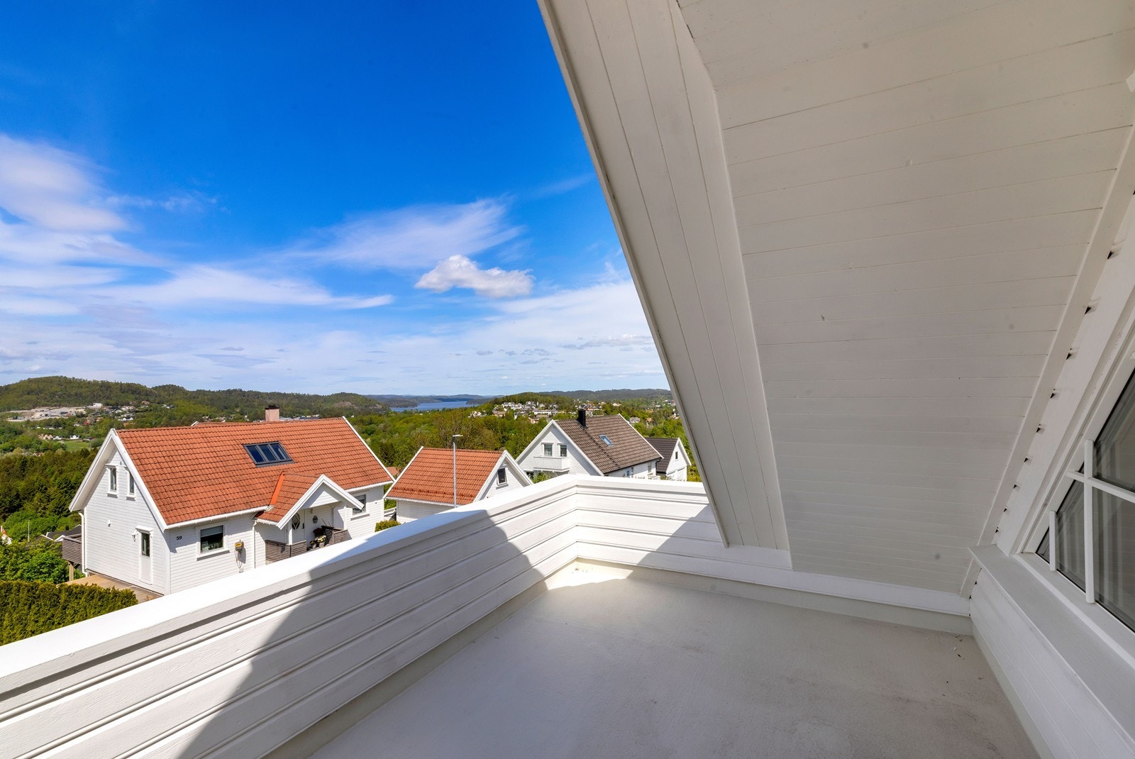 Herfra er det en fantastisk utsikt mot Rorevannet og videre mot Hovdemasta i Vegårshei. Galleribilde