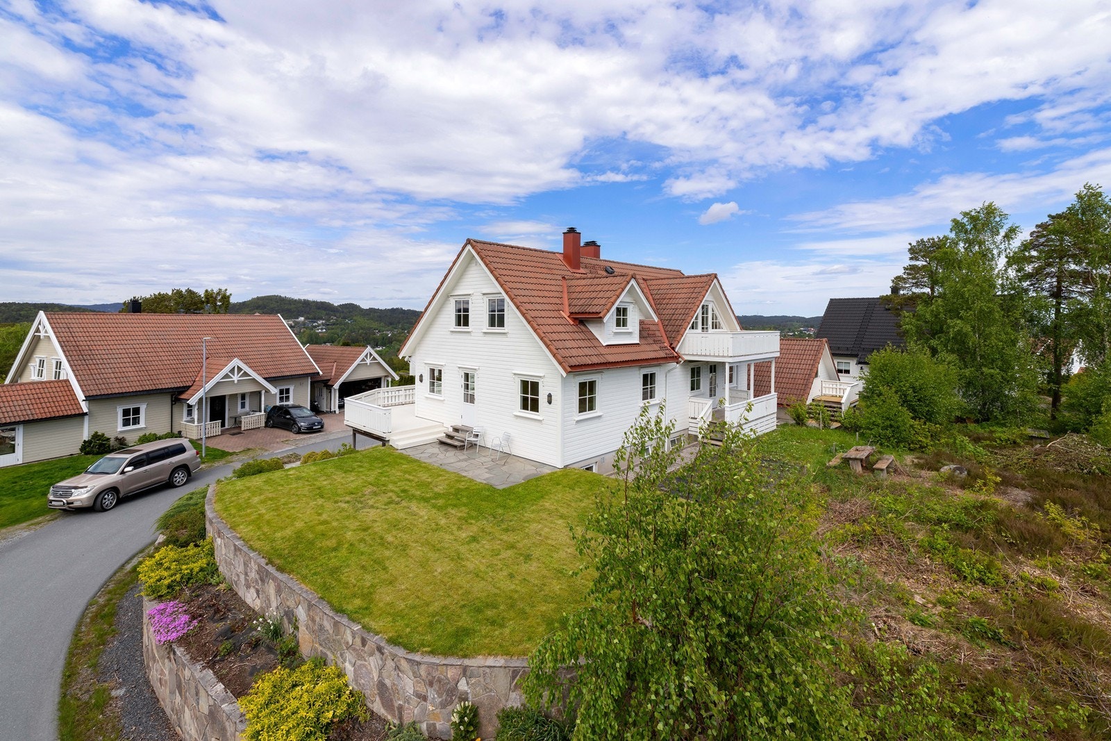 Høy og fri plassering som gir flott utsikt mot havet på den ene siden og over Rorevannet på andre siden. Galleribilde