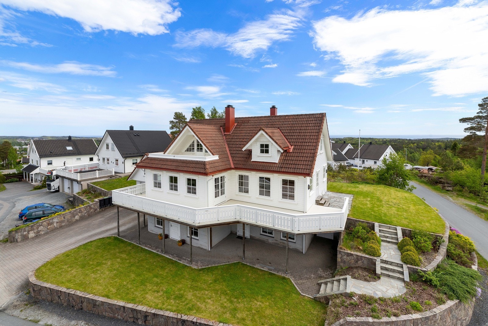Eiendommen er pent opparbeidet med flott forstøtningsmur rundt tomten, romslig terrasse samt plen og beplantning. Galleribilde