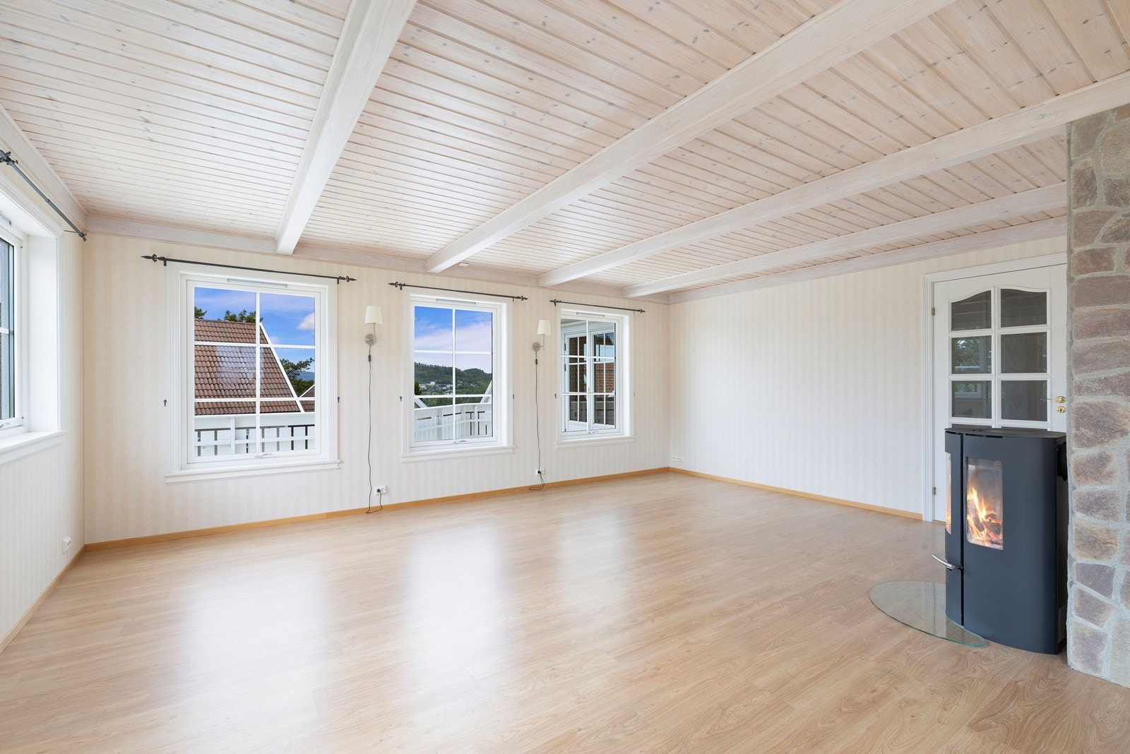 Stuen har rikelig med vindusflater på begge sider og utgang til terrasse og hage. Galleribilde