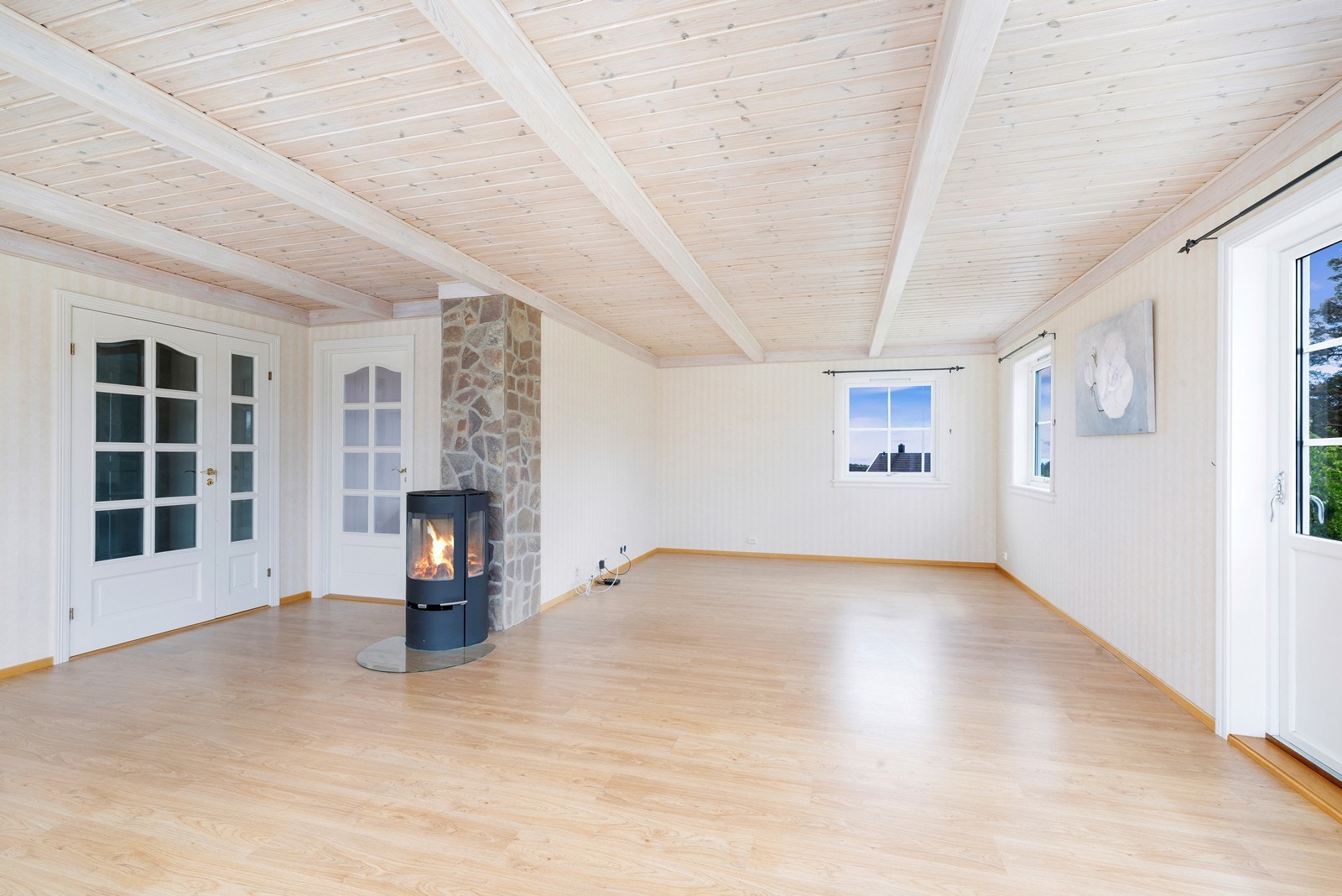 Denne etasjen er innredet med romslig stue, hovedsoverom, kontor, bad og kjøkken. Galleribilde