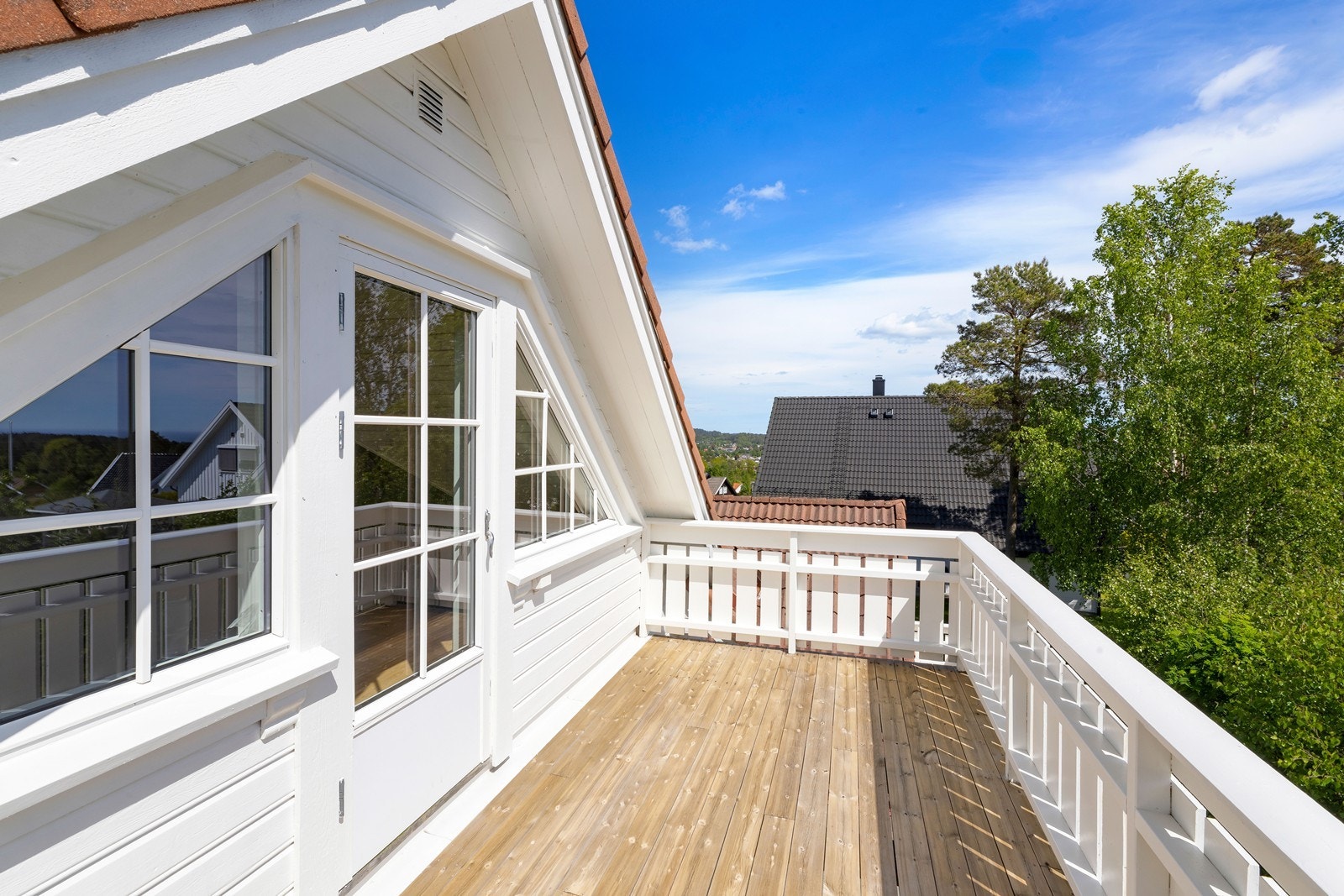 Balkong med utgang fra loftstuen. Herfra er det morgensol og havutsikt. Galleribilde