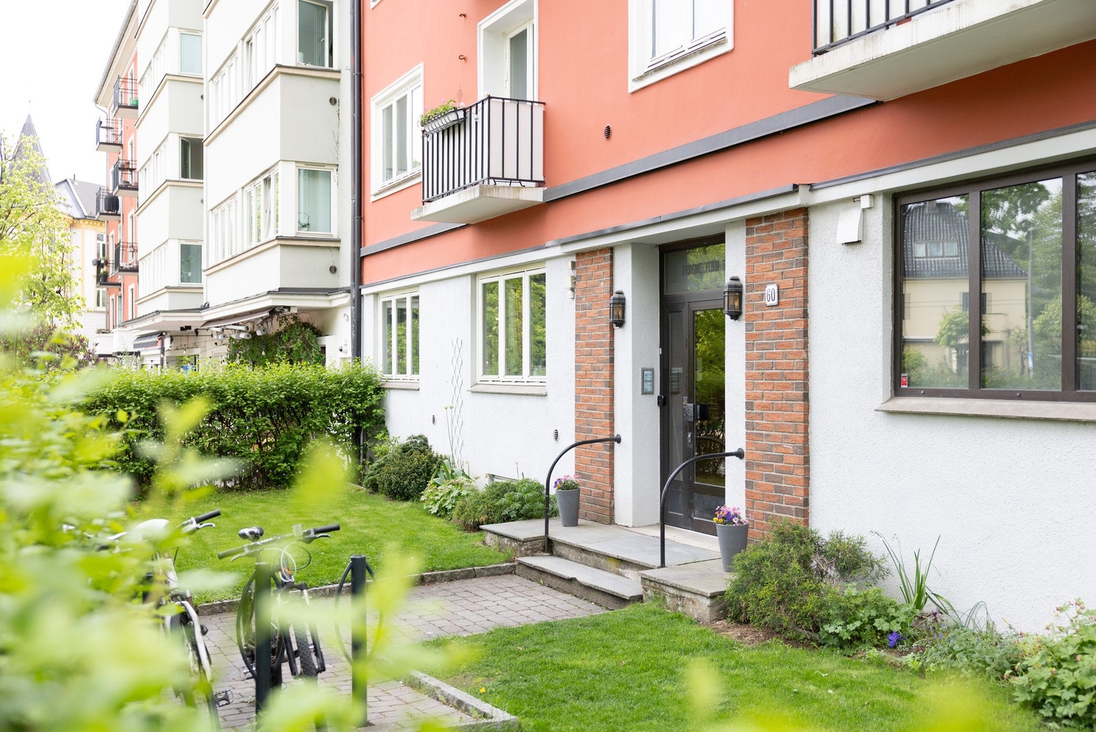 Det funkisinspirerte hjørnebygget ble tegnet av arkitekt Ingvald Suphammer, og avslutter kvartalet på en utmerket måte Galleribilde