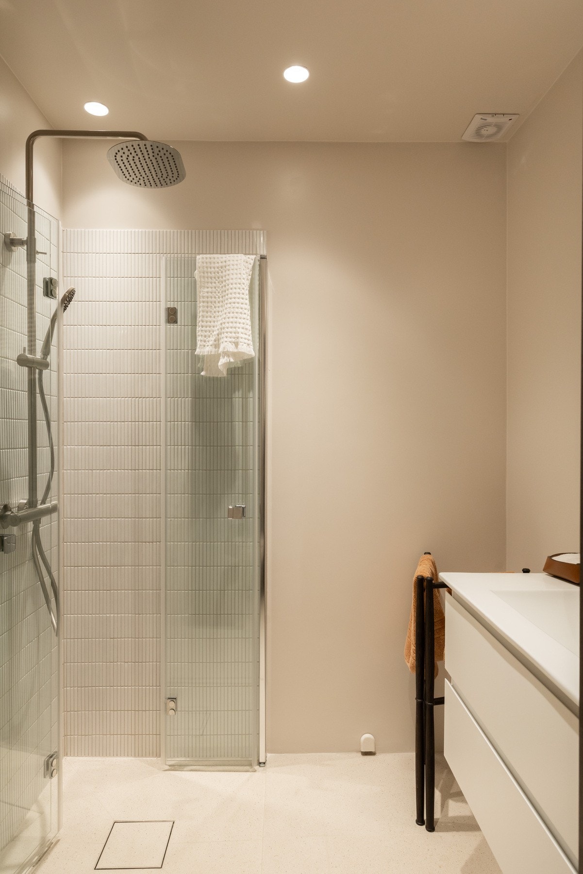 Badet er fra 2026, og holder en moderne standard med påkostede fliser fra Fagflis med varme i gulv Galleribilde