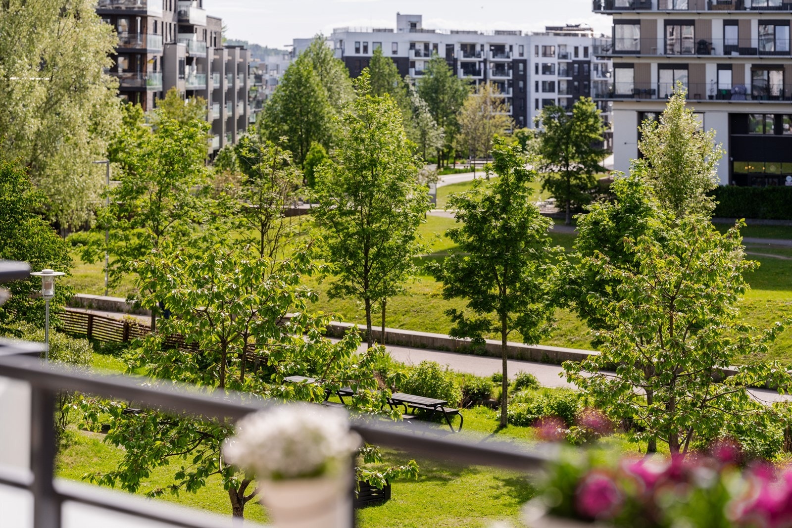 Fantastisk utsyn mot et grønt og frodig gårdsrom med parkmessige omgivelser. Galleribilde