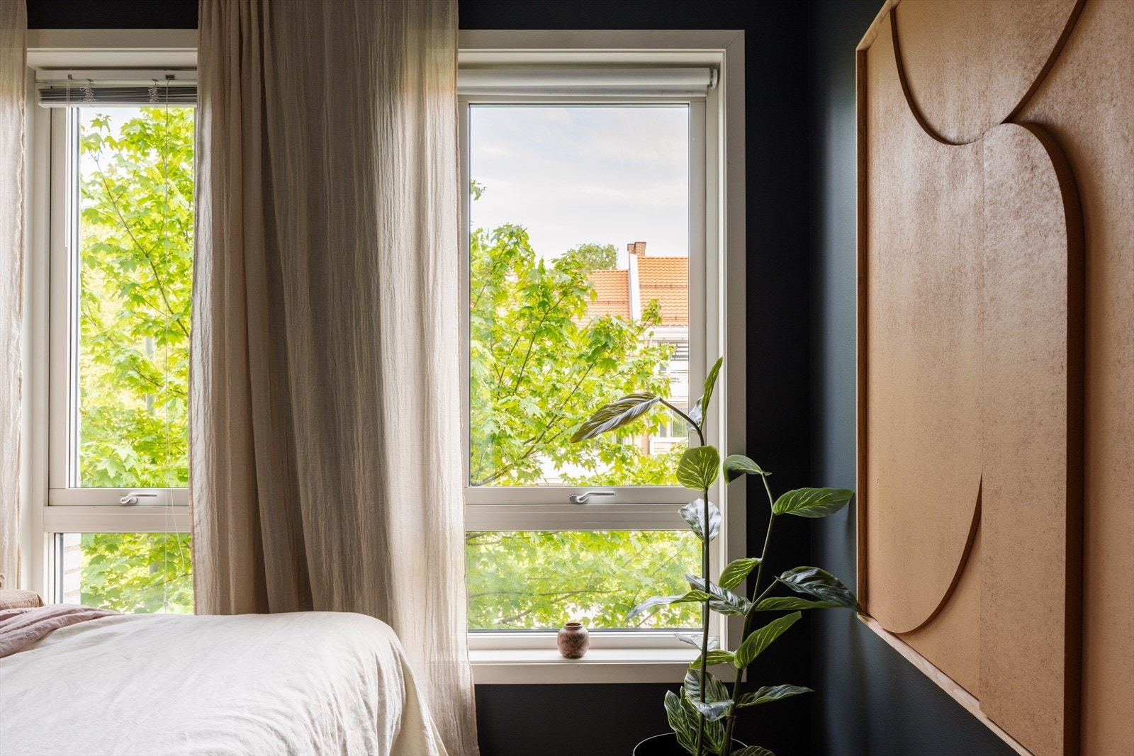 Store vindusflater slipper inn rikelig med naturlig lys og gir et grønt og skjermet utsyn. Galleribilde