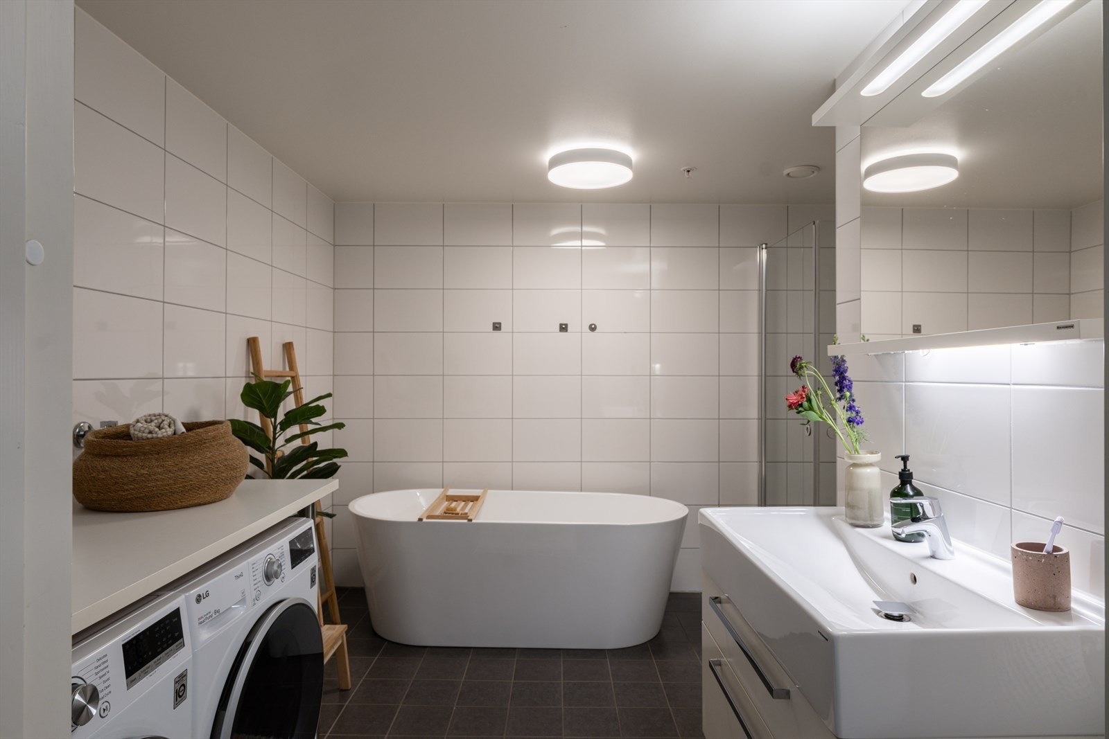 Badet er stort med flislagte overflater og deilig varme i gulvet. Galleribilde