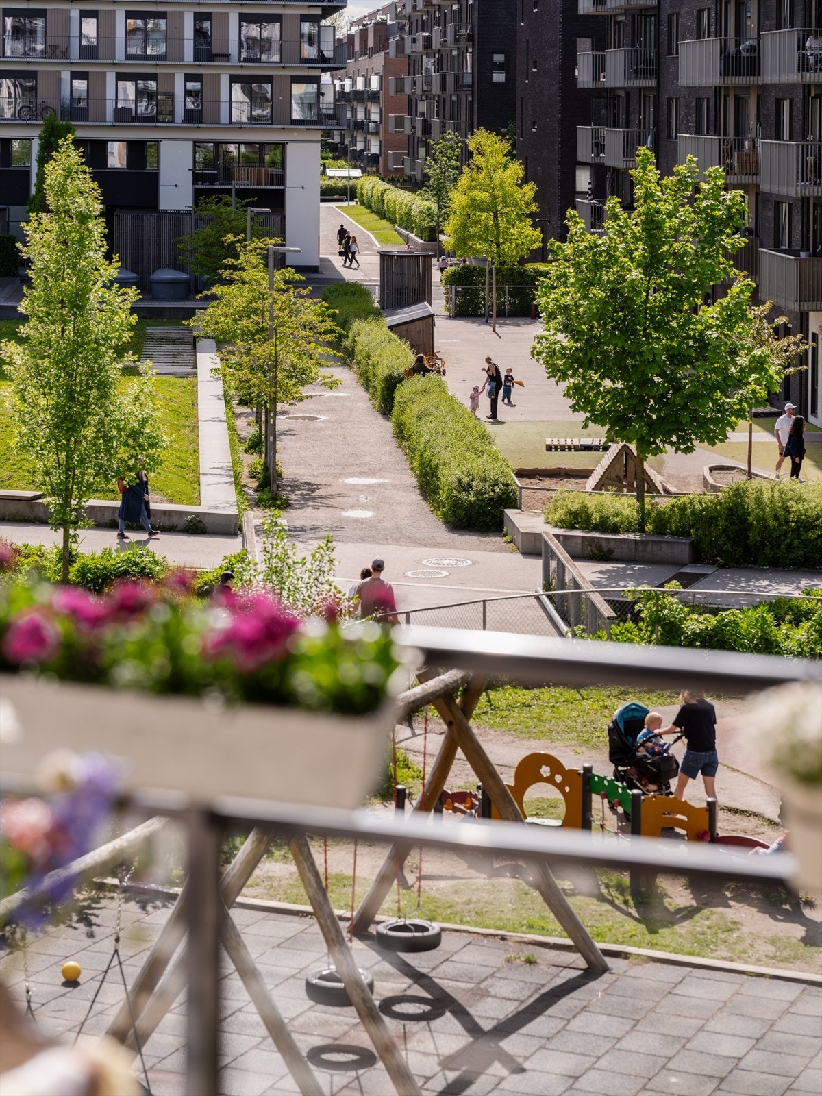 Boligen ligger i et svært attraktivt og etablert boligområde på Hasle, omgitt av grønne fellesarealer. Galleribilde
