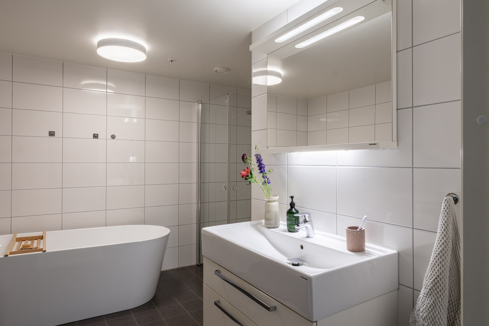 Badet har lys baderomsinnredning med integrert belysning i speilet. Galleribilde