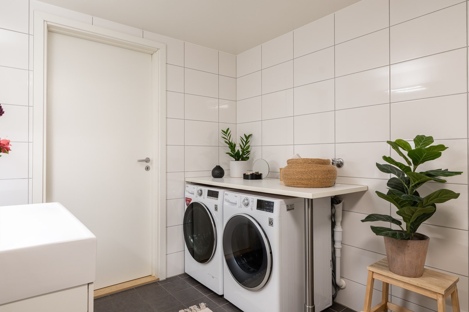 Det er opplegg for både vaskemaskin og tørketrommel under benkeplaten. Galleribilde